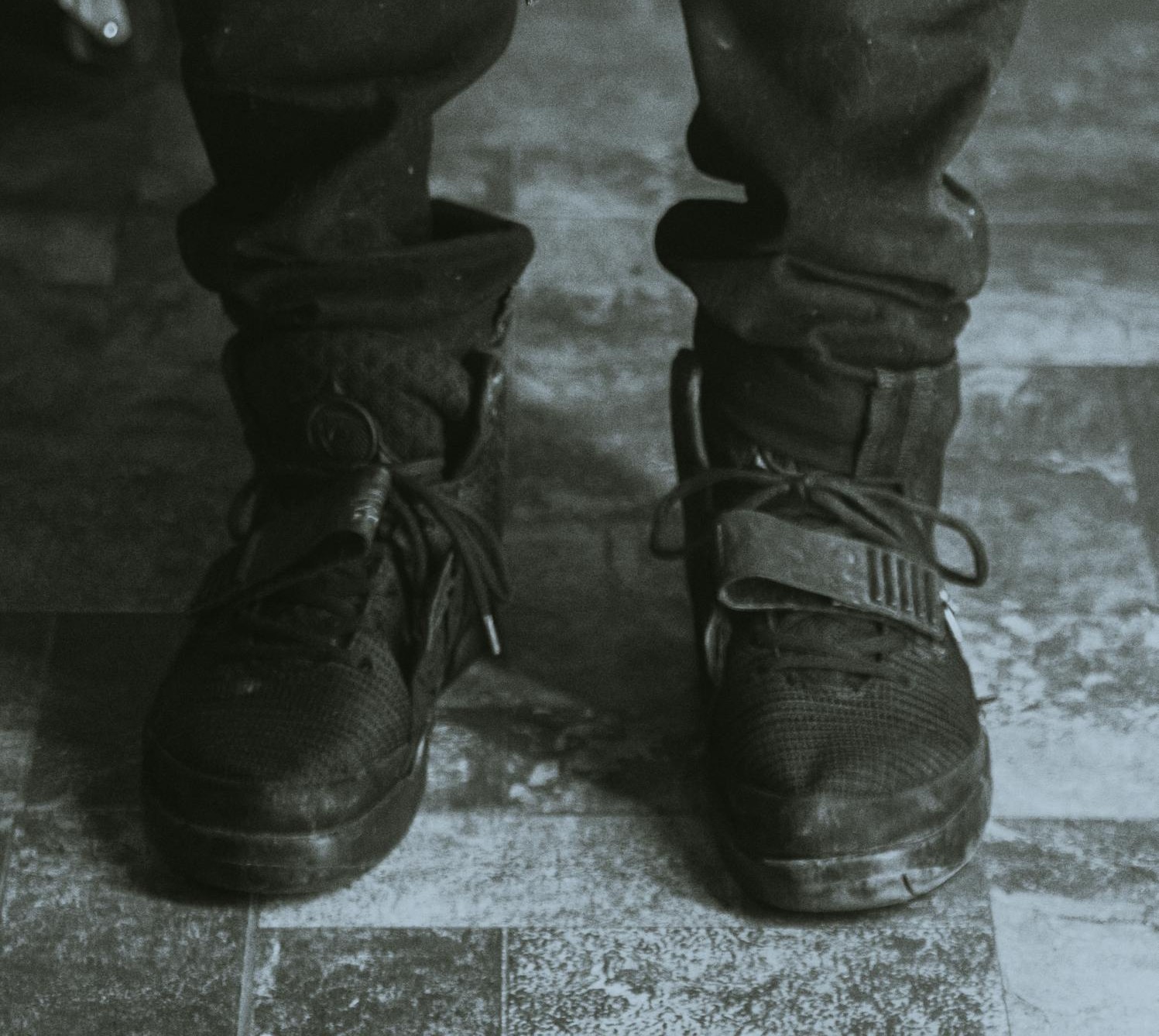 Un garçon portant des chaussures sales | Source : Pexels