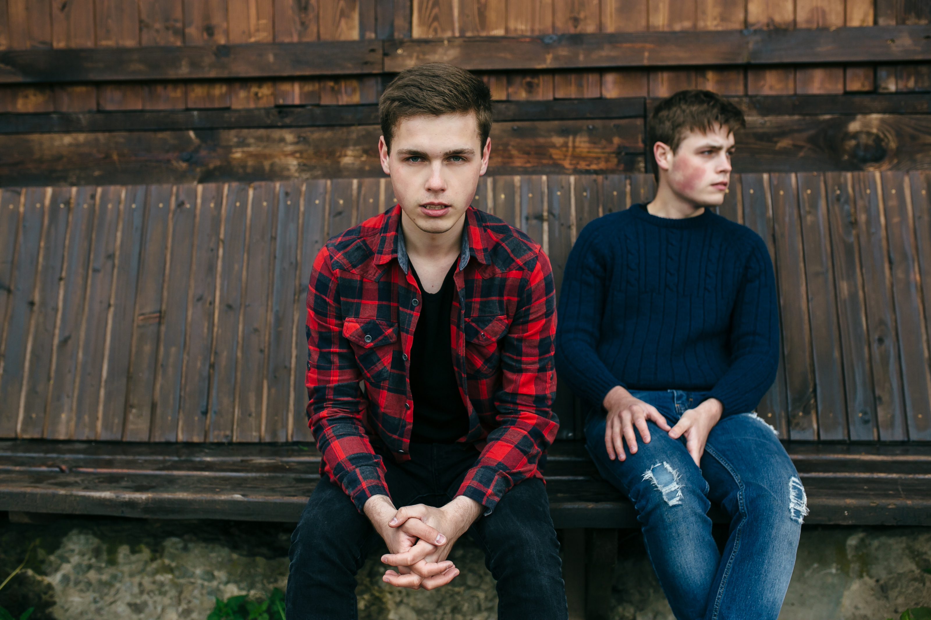 Deux adolescents sérieux | Source : Freepik