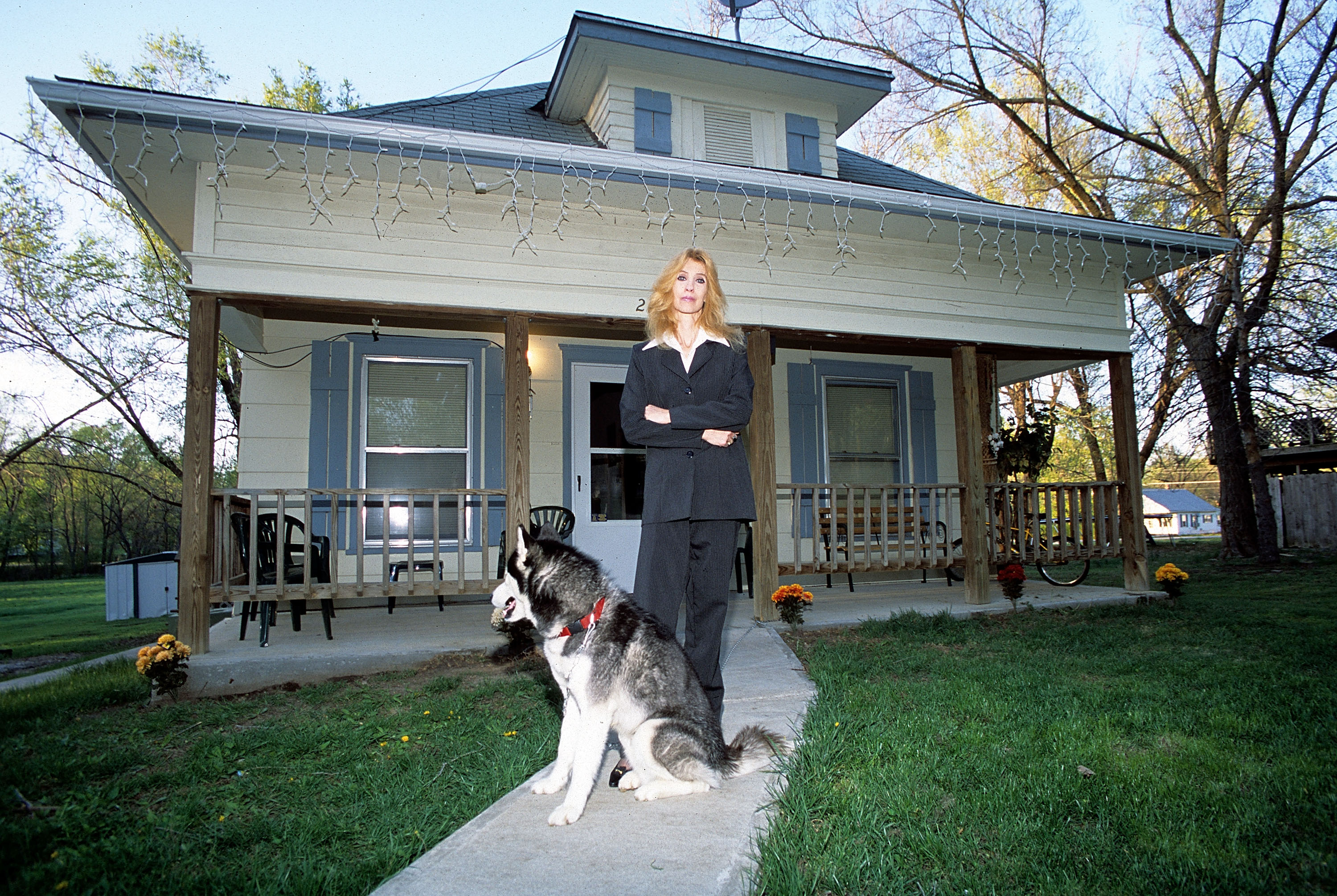 Debbie Nelson pose devant sa maison en 2005 | Source : Getty Images