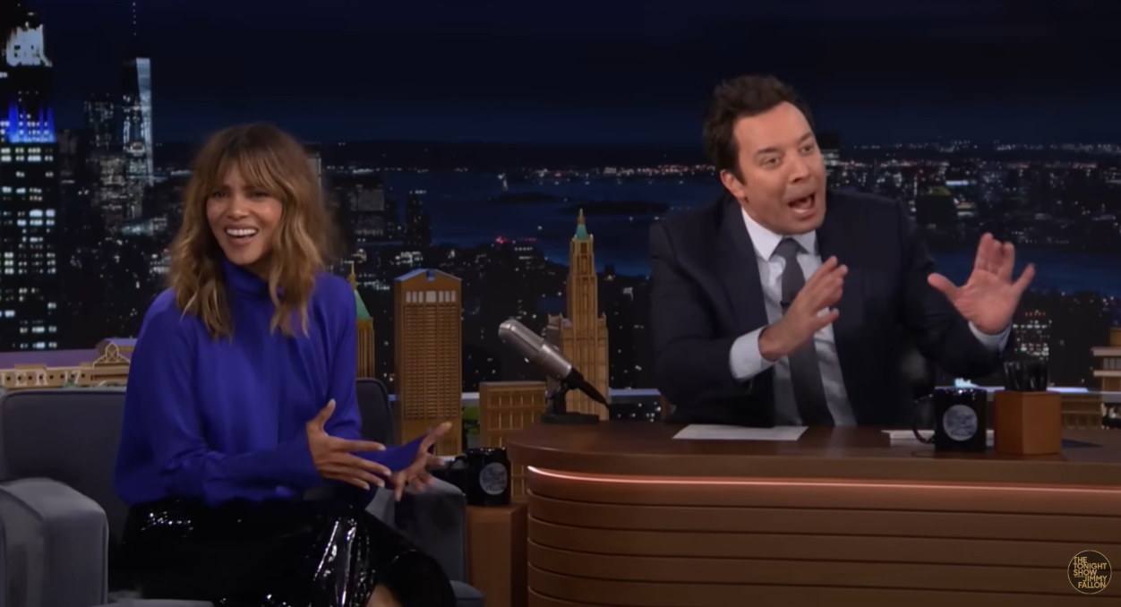 Halle Berry réagit aux gestes de l'animateur Jimmy Fallon pendant leur conversation dans « The Tonight Show with Jimmy Fallon » | Source : YouTube/fallontonight
