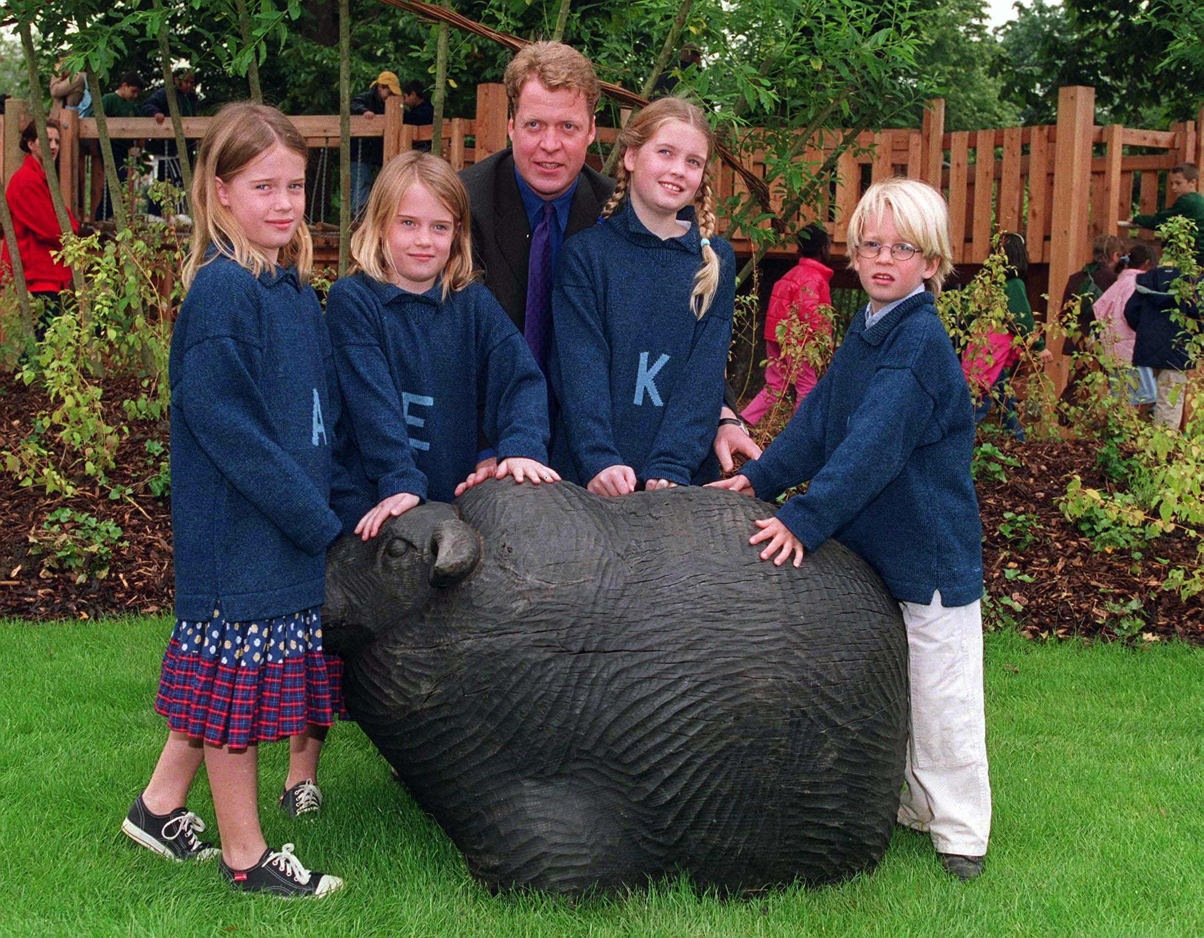 Lady Amelia, Lady Eliza, Charles, Lady Kitty et Louis lors de l'ouverture officielle de l'aire de jeux commémorative de la princesse de Galles dans les jardins de Kensington, le 30 juin 2000, à Kensington, en Angleterre. | Source : Getty Images