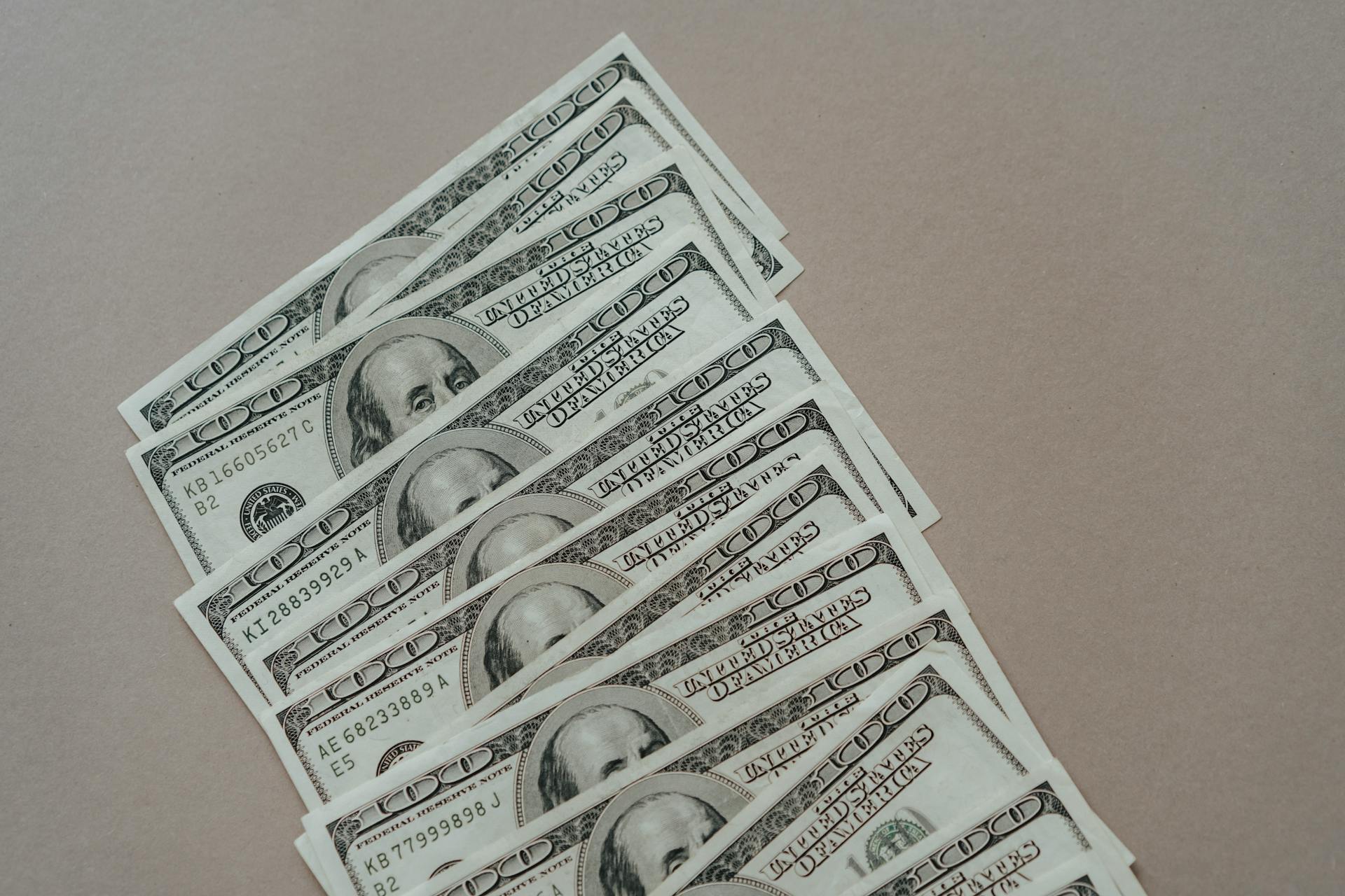 Billets de dollar sur une surface grise | Source : Pexels