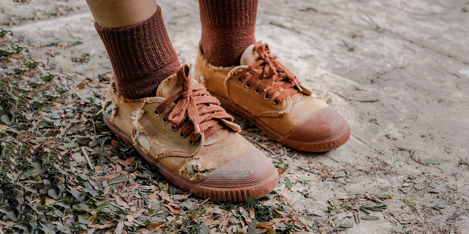 Des chaussures usées | Source : Shutterstock