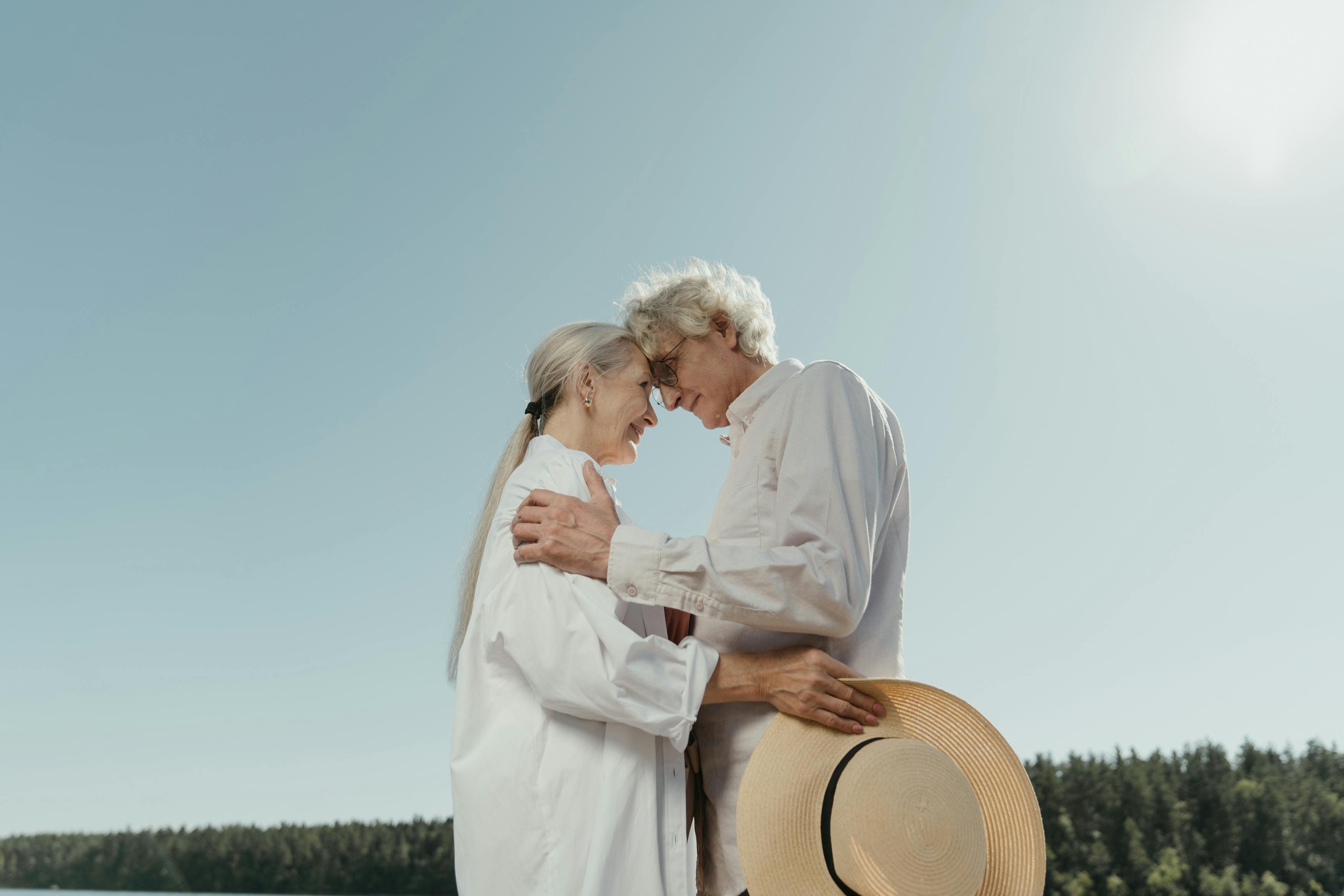 Un couple de personnes âgées se tenant l'un l'autre | Source : Pexels