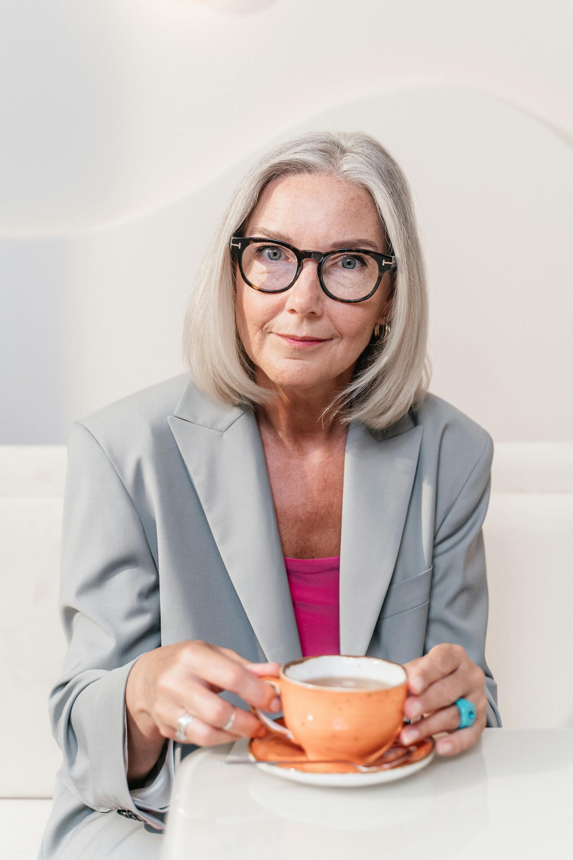 Une femme avec un café | Source : Pexels