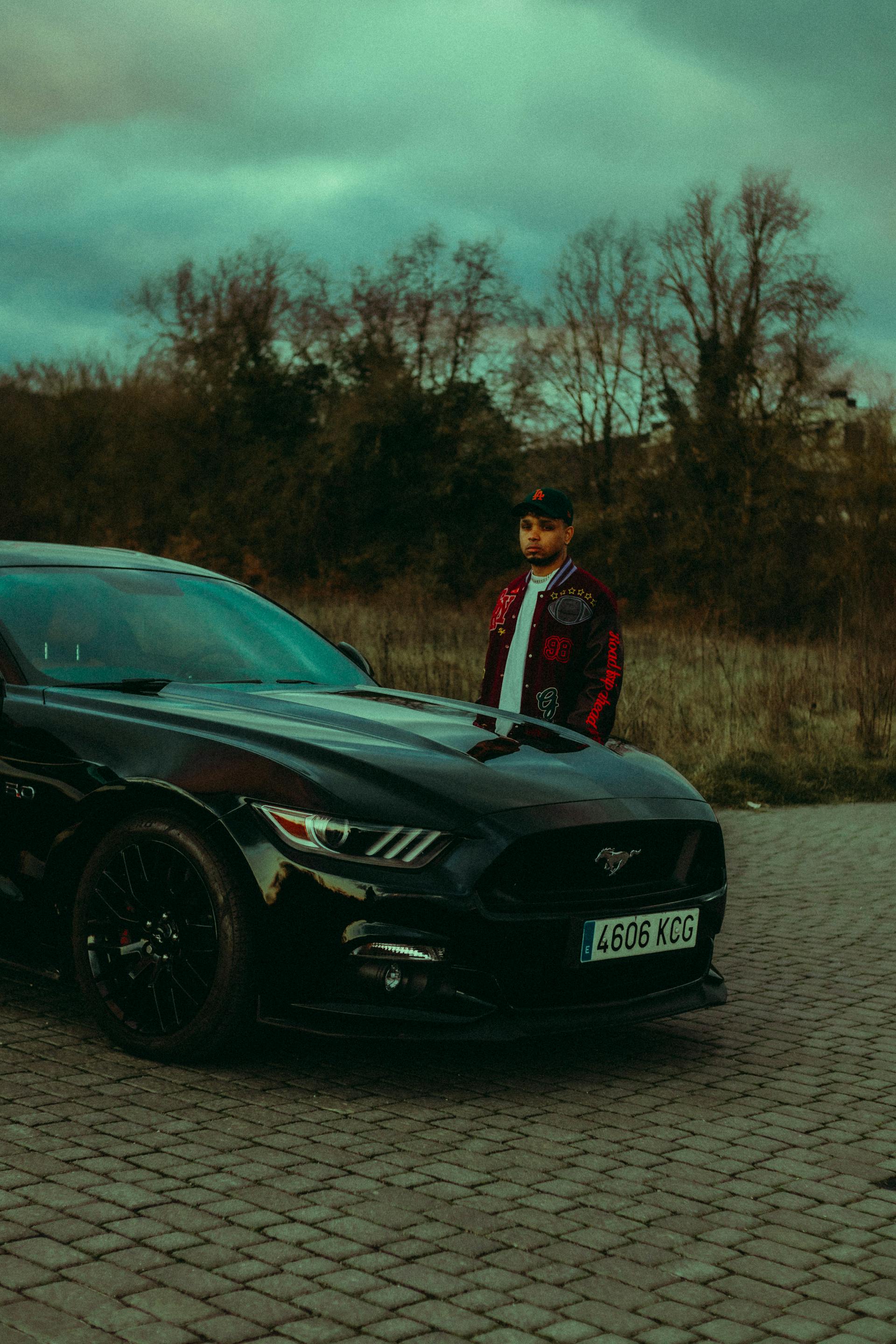 Un homme avec sa voiture | Source : Pexels