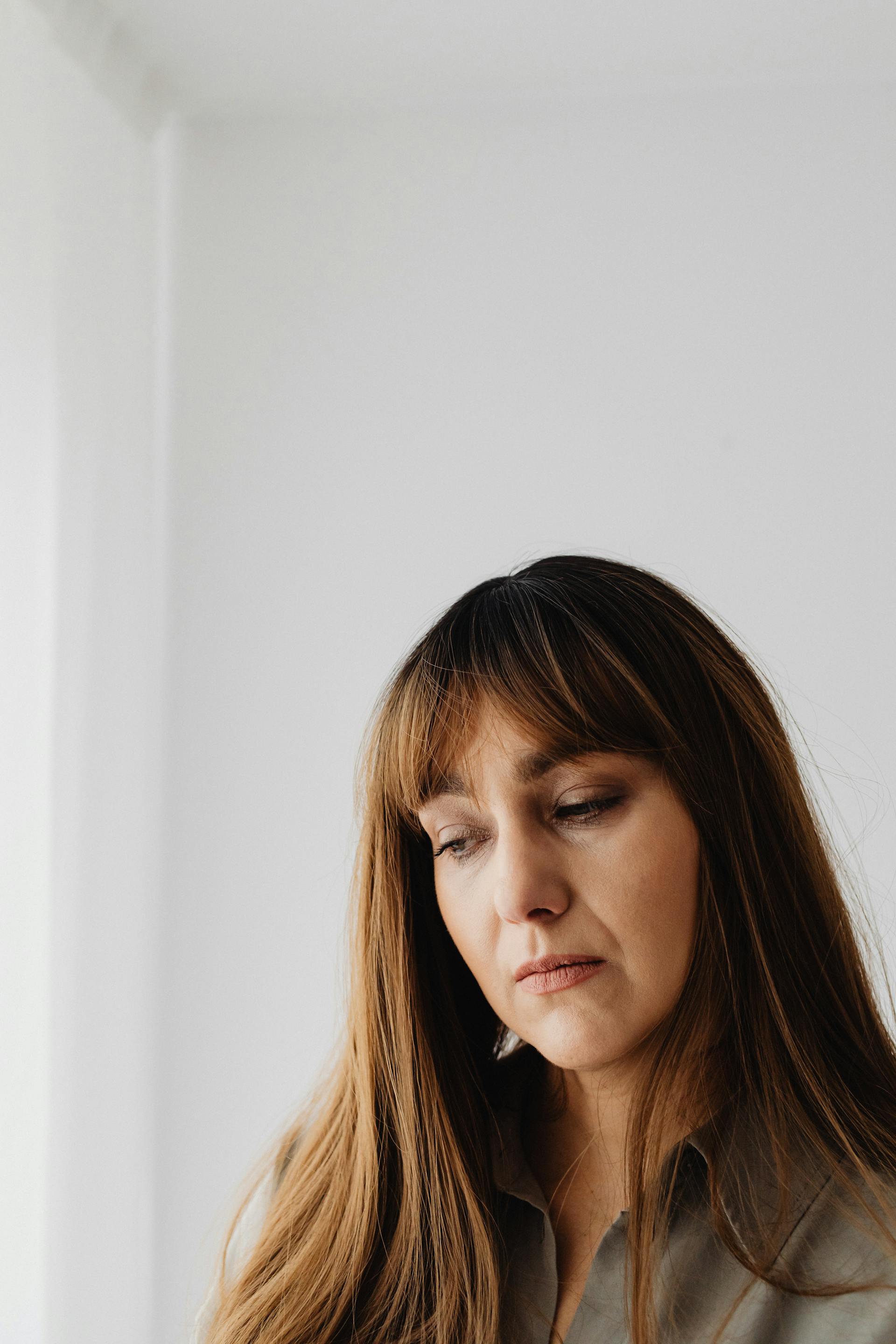 Une femme qui regarde vers le bas | Source : Pexels