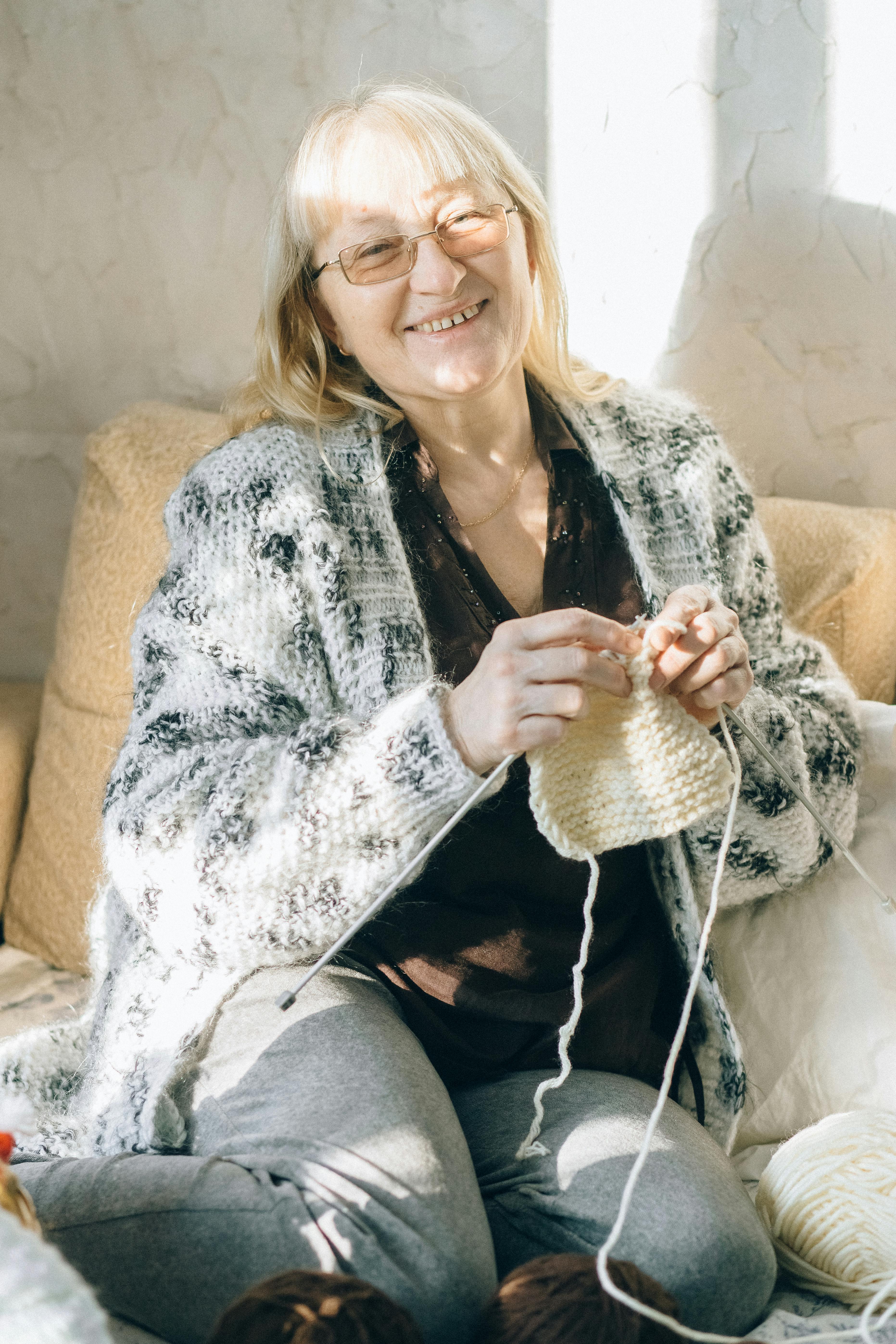 Une femme heureuse qui tricote | Source : Pexels