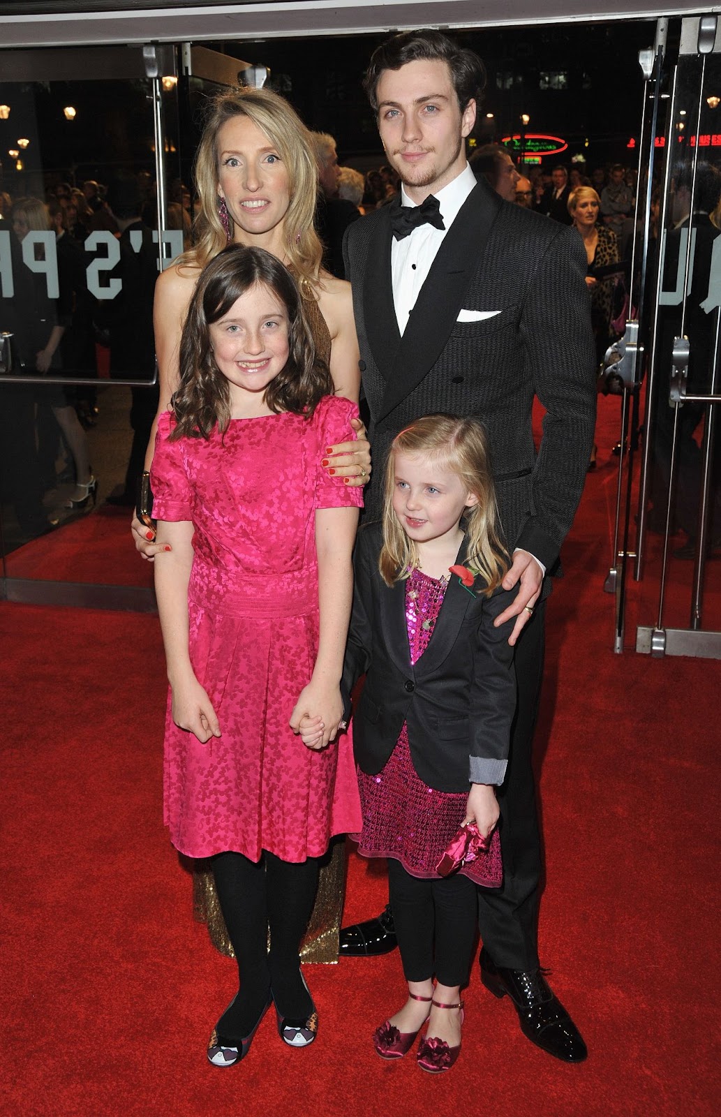 Sam et Aaron Taylor-Johnson avec leurs filles lors de la première de « Nowhere Boy » pendant le Times BFI London Film Festival, le 29 octobre 2009, en Angleterre. | Source : Getty Images