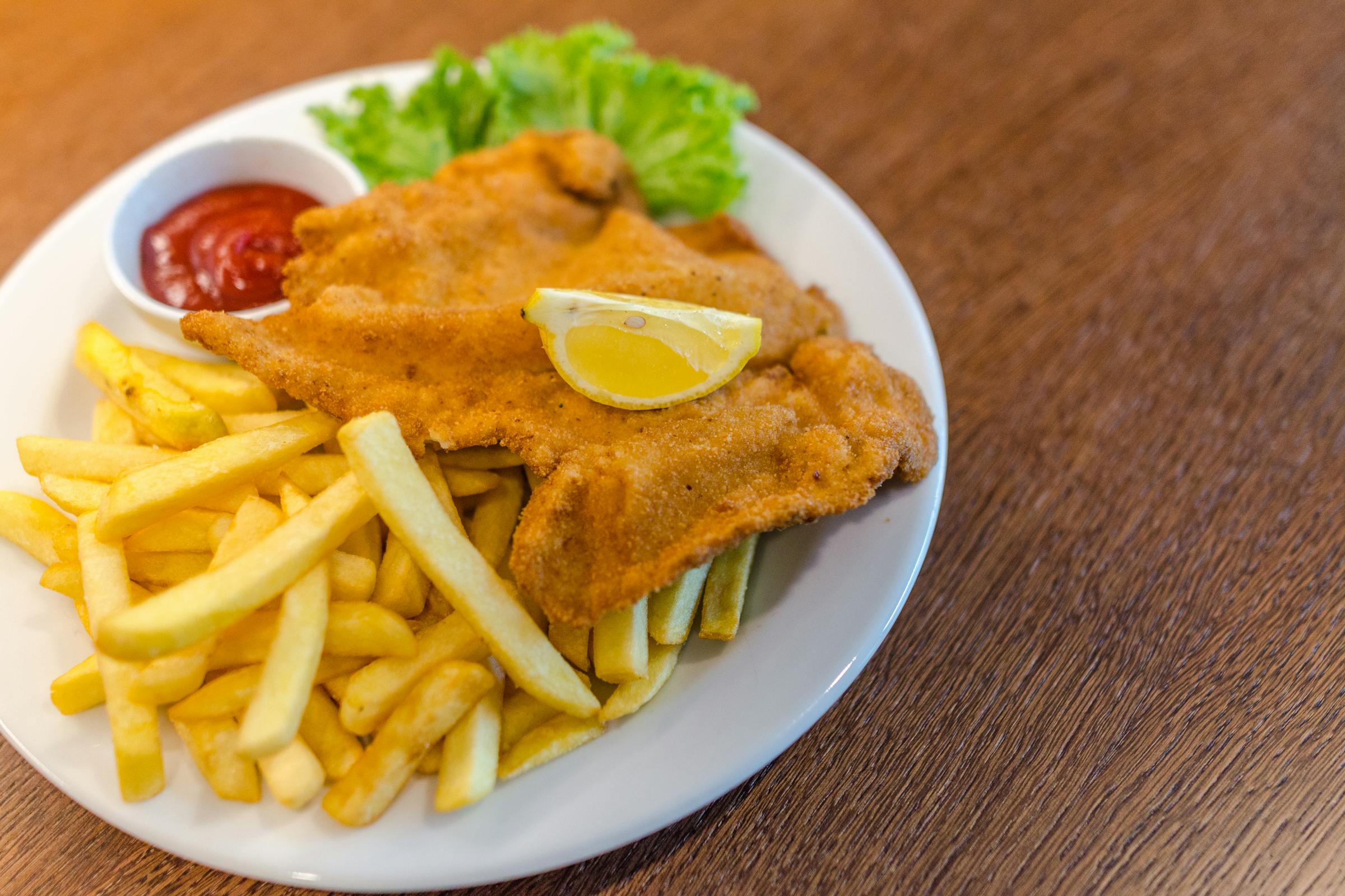 Une assiette de Wiener Schnitzel | Source : Pexels