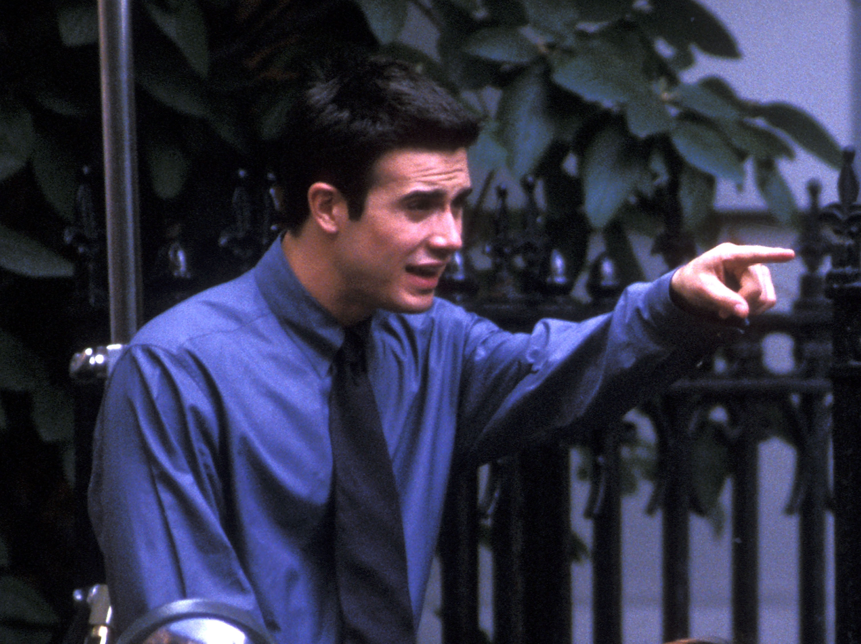 L'acteur fait preuve de son talent sur le tournage du film « Head Over Heels », le 25 août 1999 à New York. | Source : Getty Images