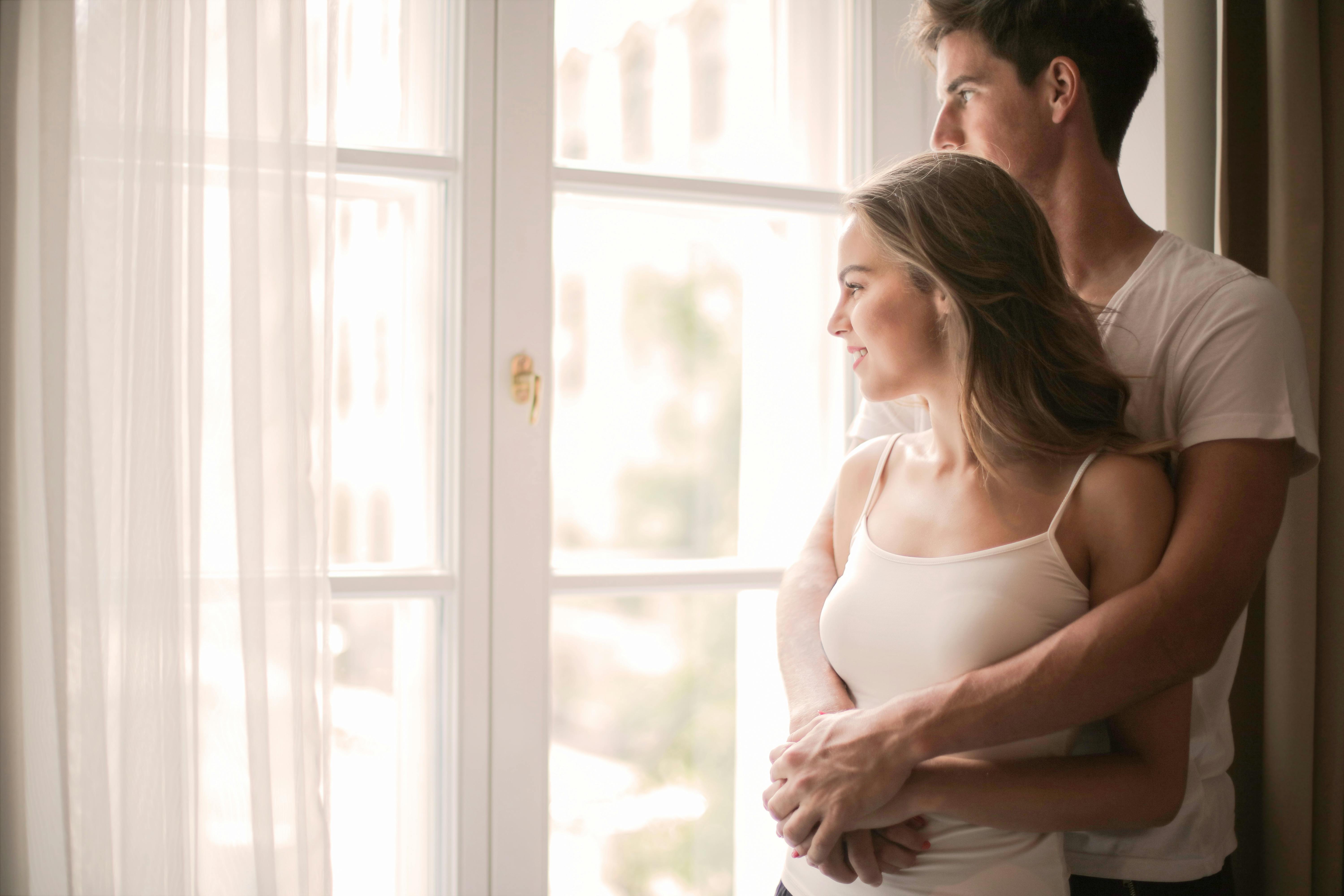 Couple devant la fenêtre | Source : Pexels
