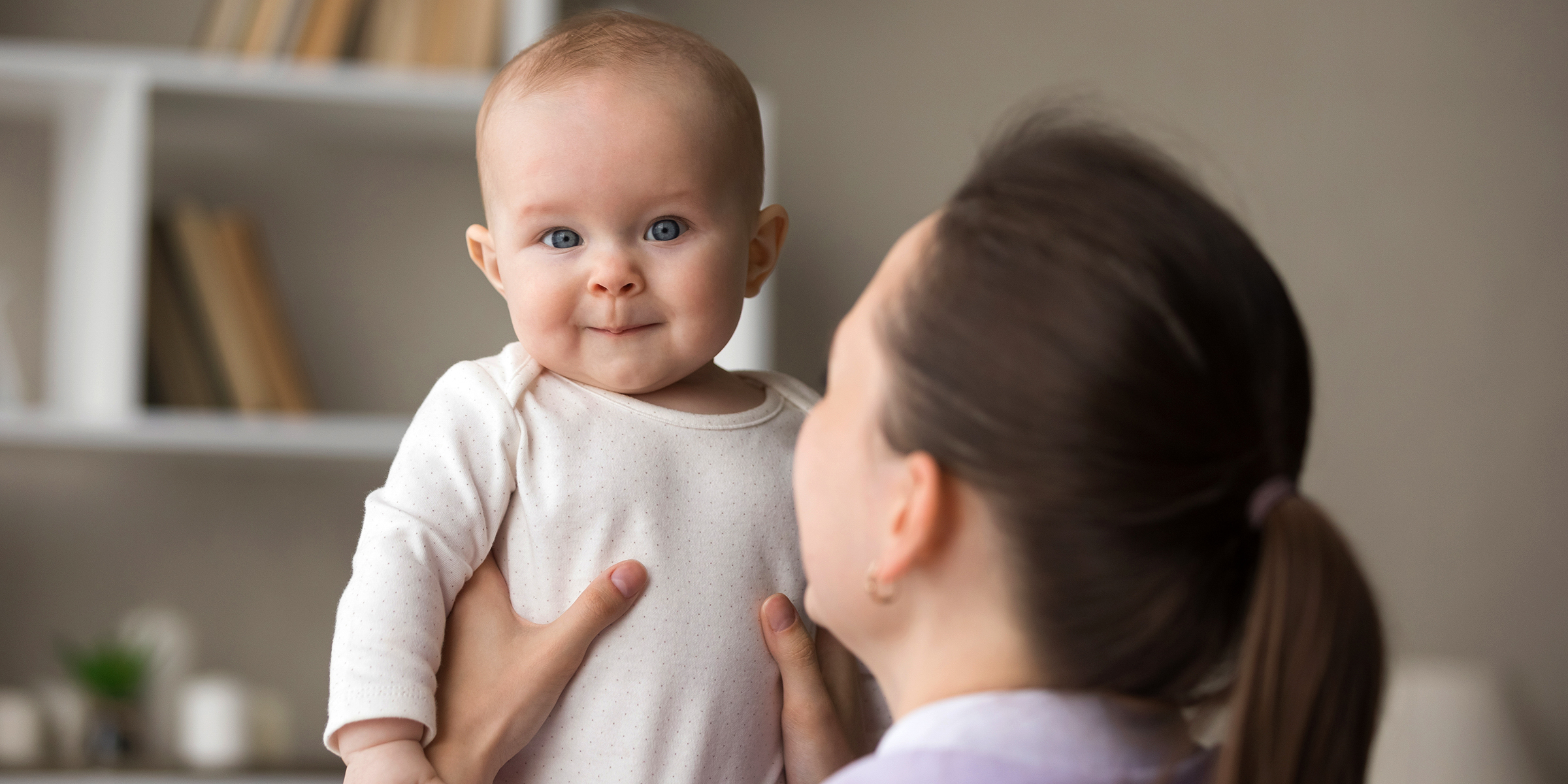 Une femme tenant un enfant en bas âge | Source : Shutterstock