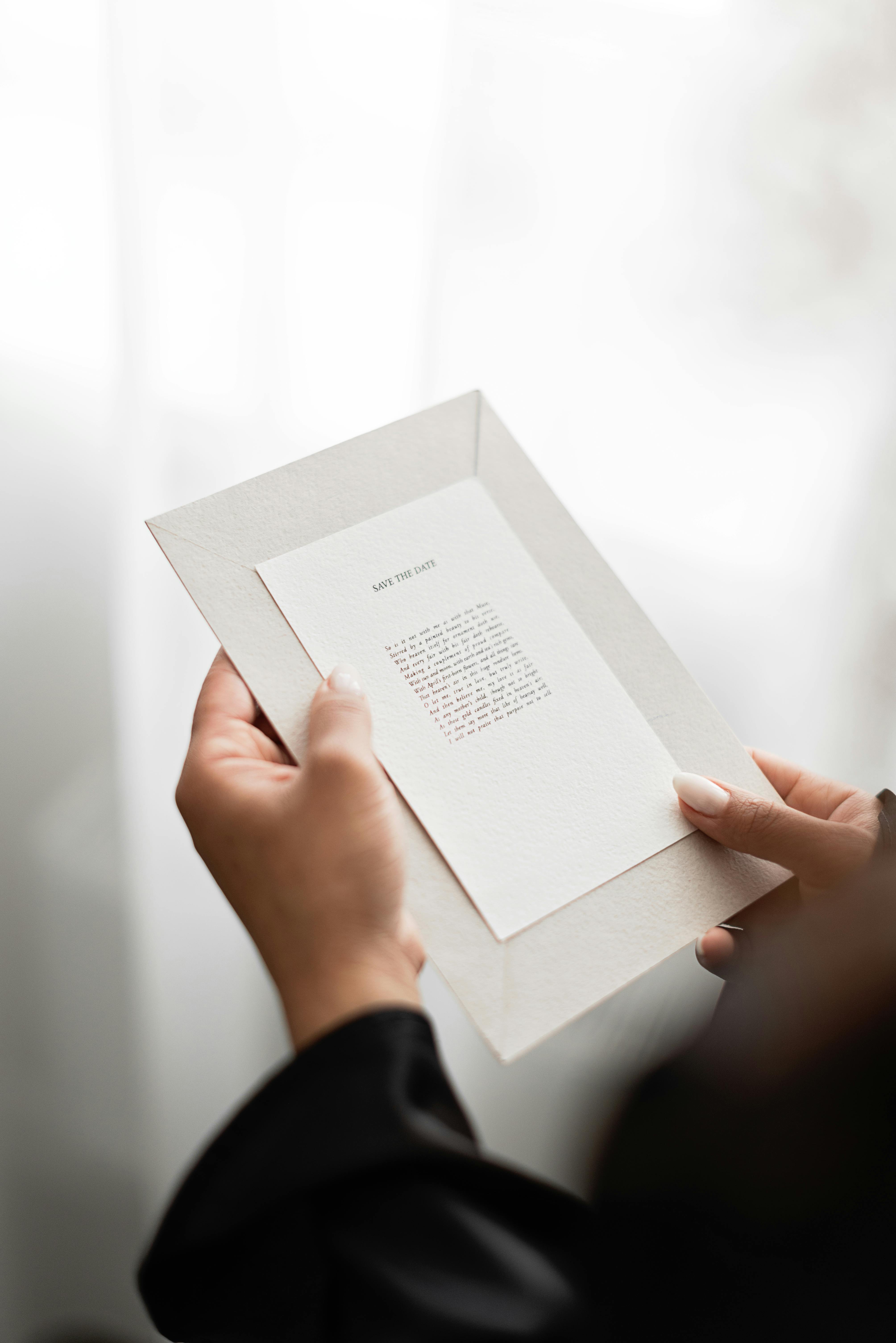 Une personne tenant une lettre | Source : Pexels