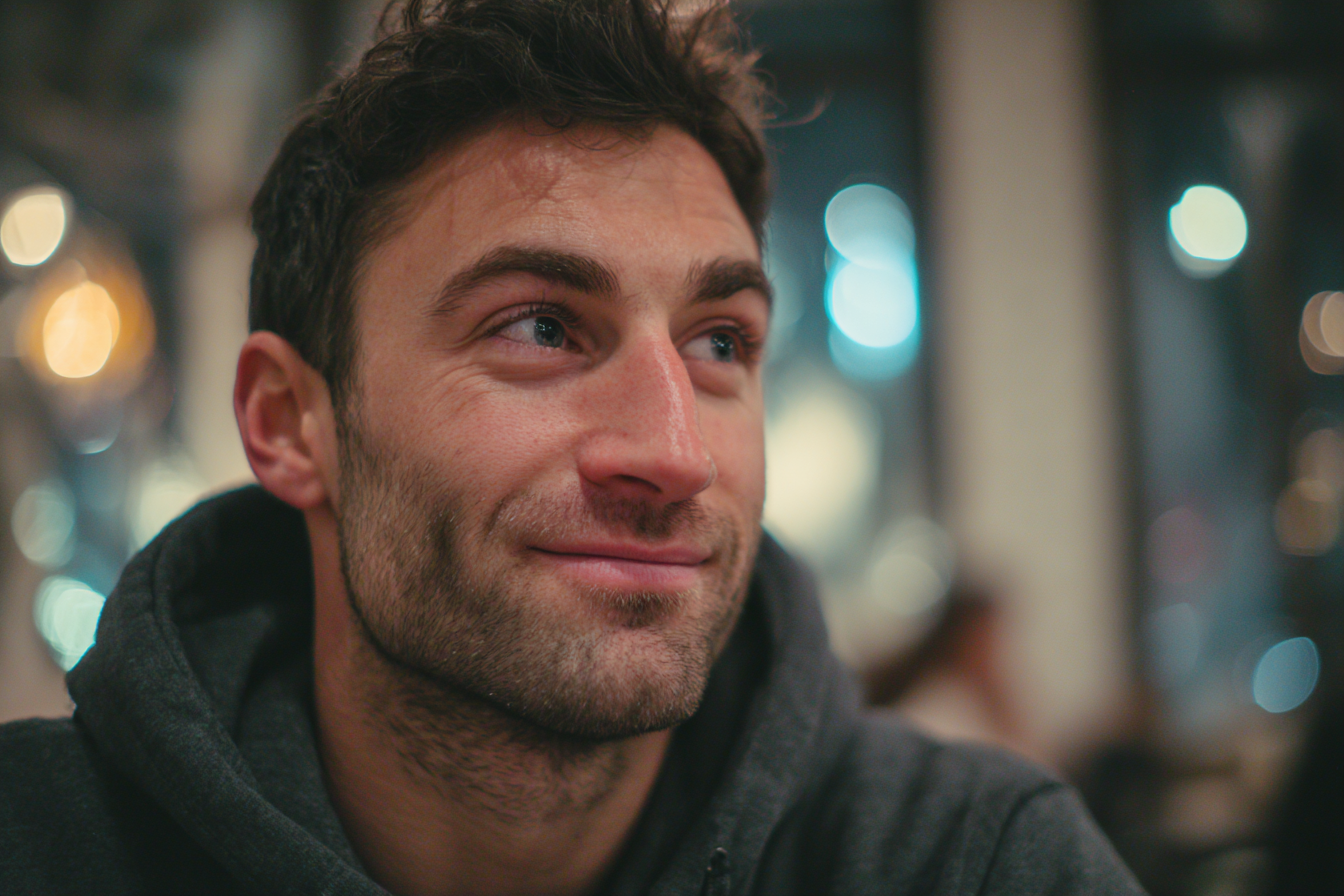 Un homme qui sourit | Source : Midjourney