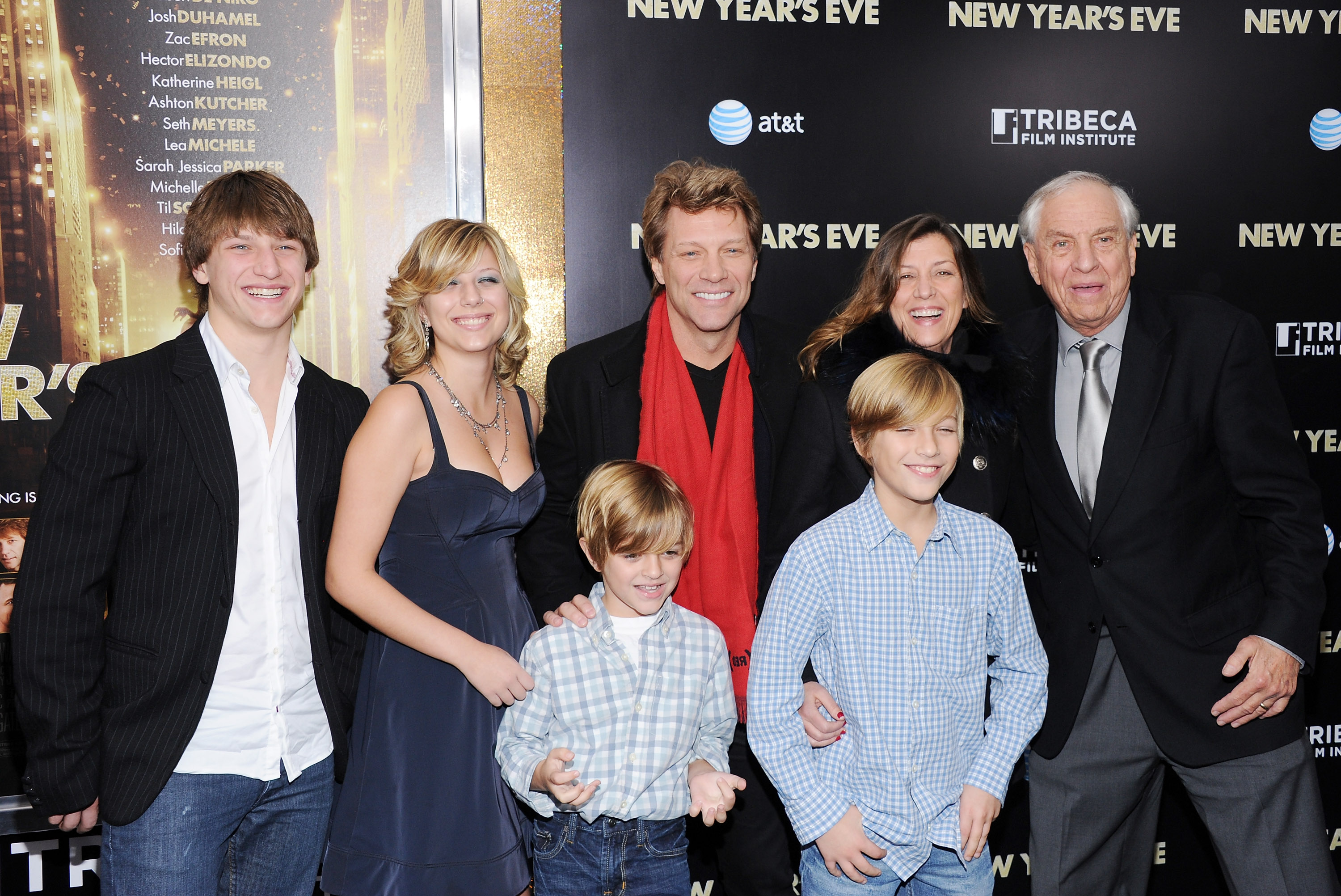 Jesse, Stephanie Rose, Romeo (au premier plan à gauche), Jon Bon Jovi, Jacob Hurley (au premier plan à droite), Dorothea Bongiovi et Garry Marshall assistent à la première du film « New Year's Eve » à New York le 7 décembre 2011. | Source : Getty Images