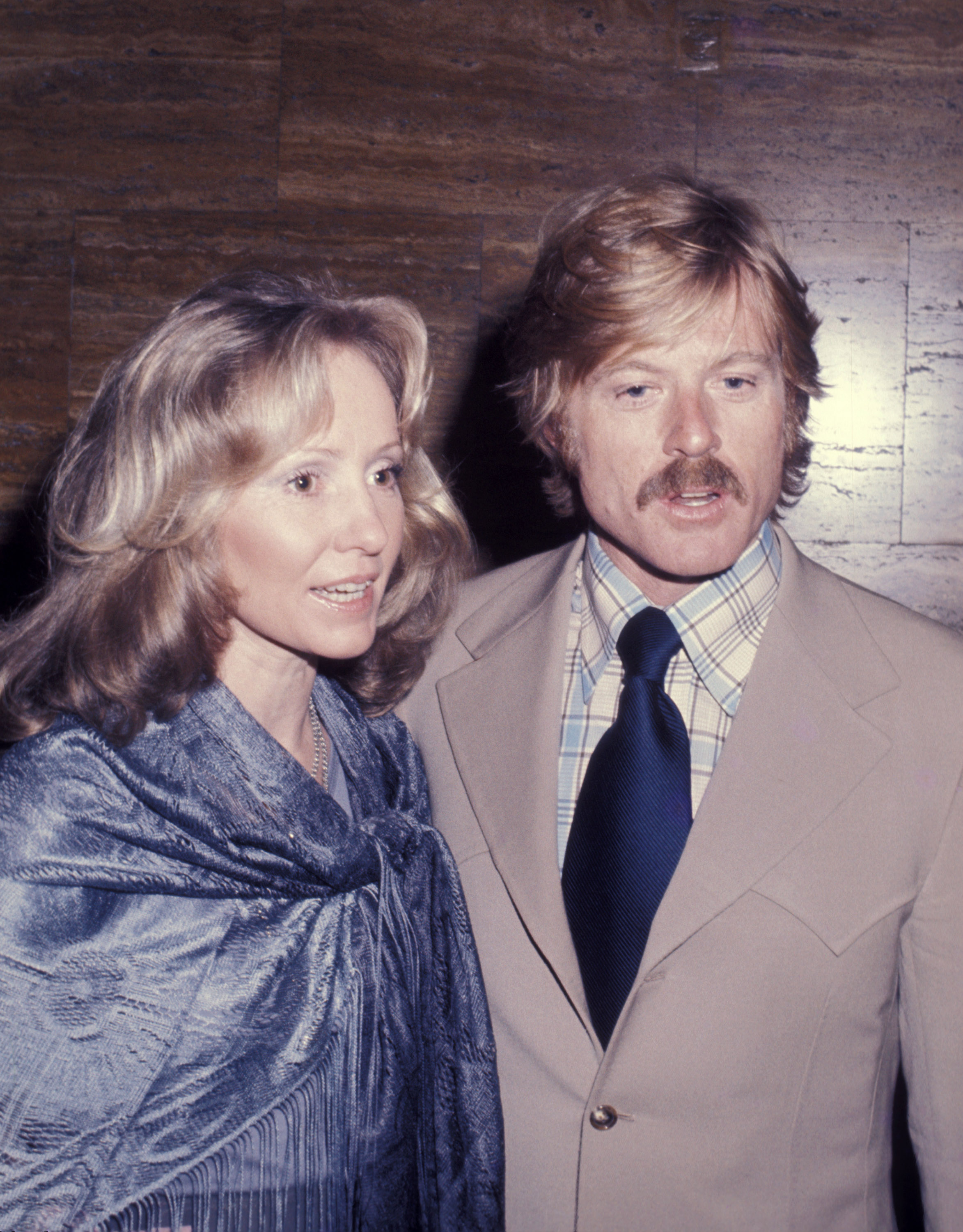 Lola Van Wagenen et Robert Redford lors de la première du film « All the President's Men » le 5 avril 1976 à New York. | Source : Getty Images