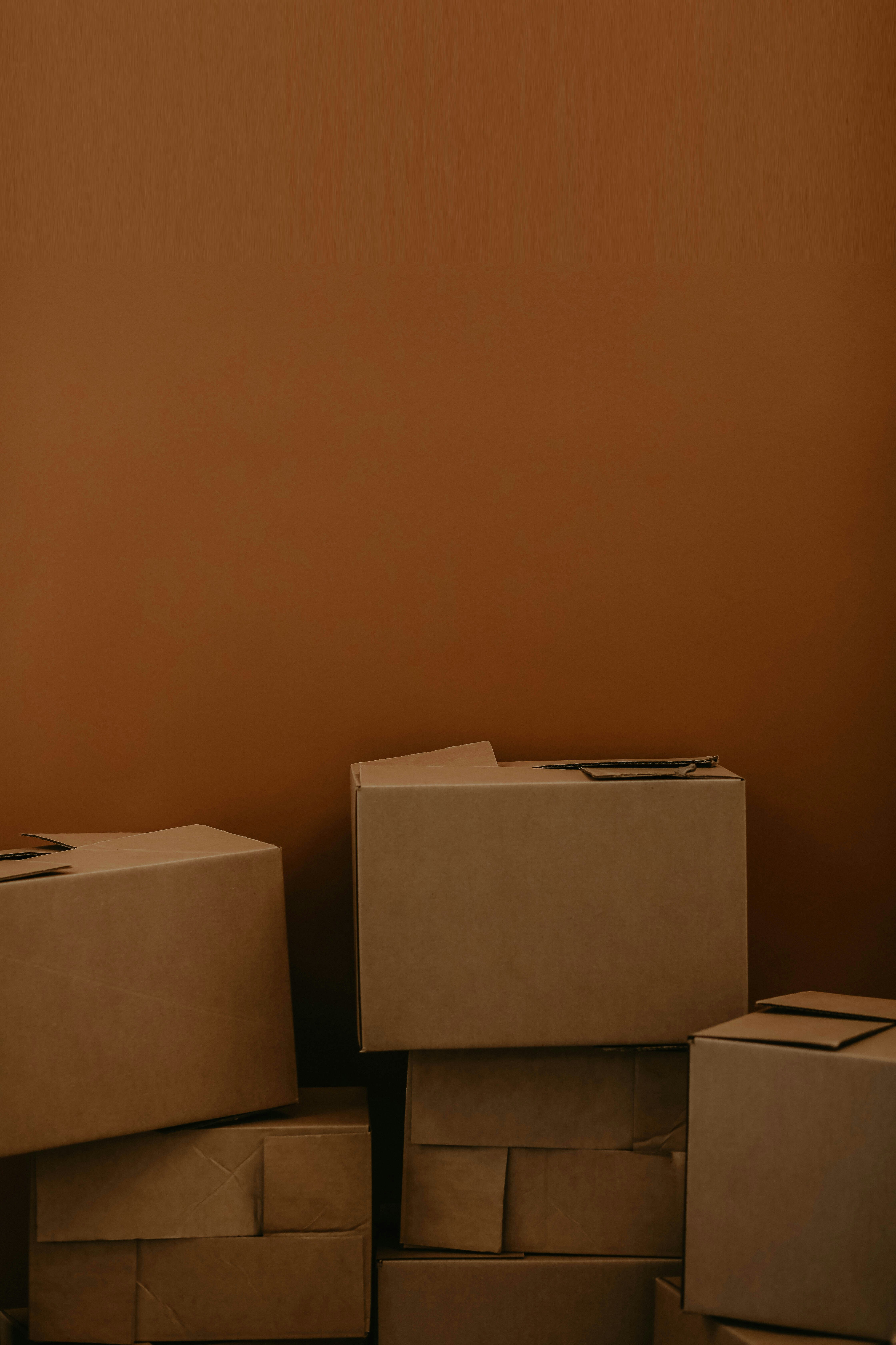 Cartons empilés | Source : Unsplash