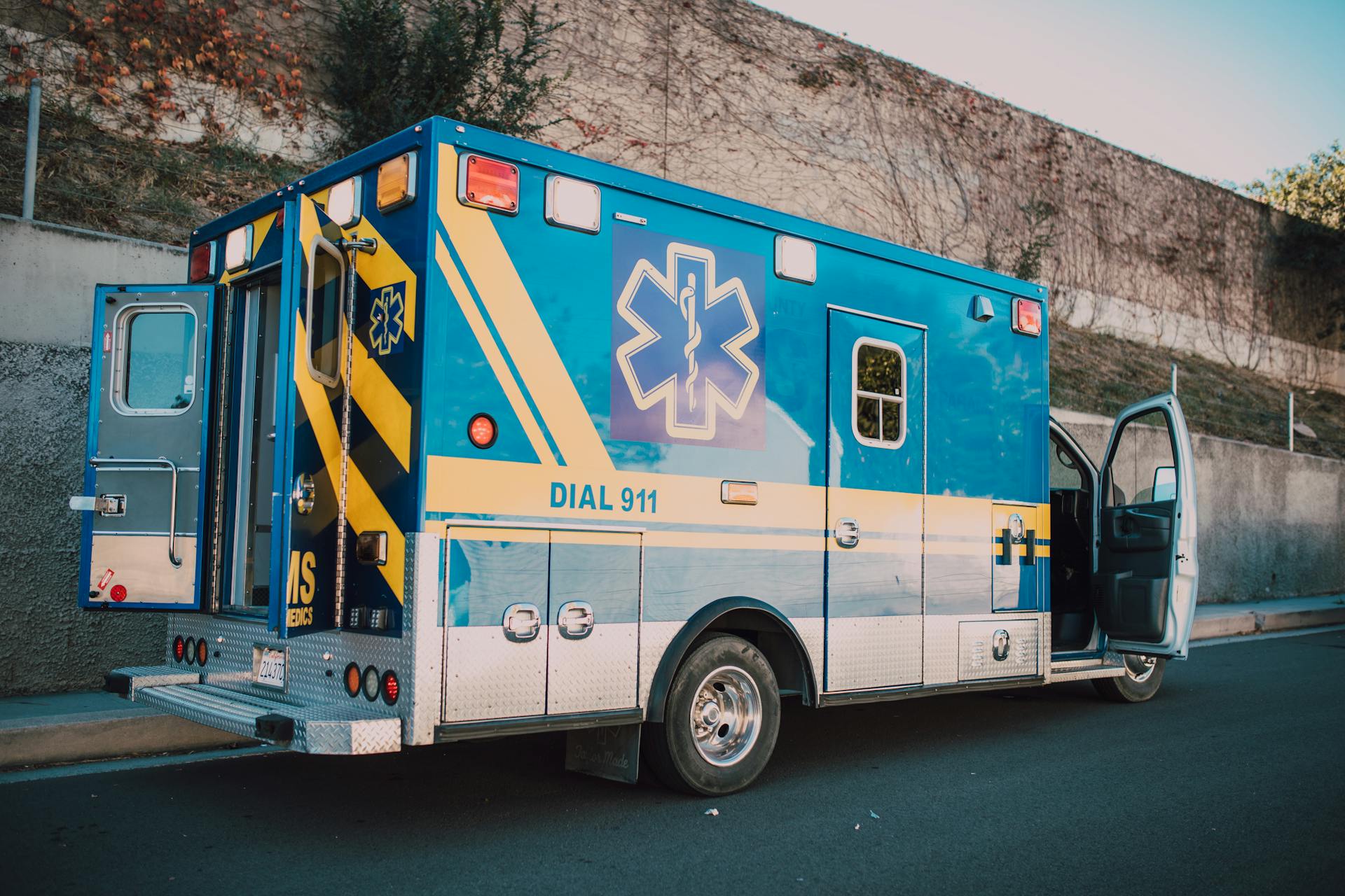 Une ambulance garée dans une rue | Source : Pexels