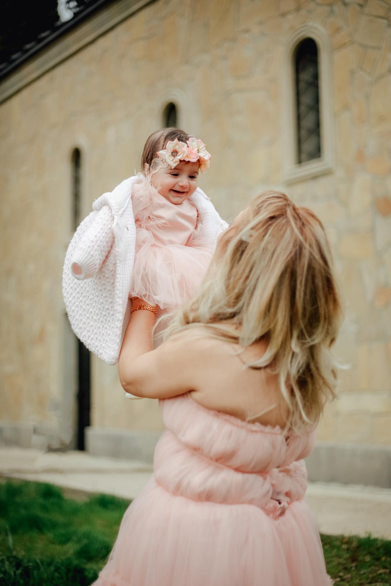 Une femme tenant sa petite fille dans ses bras | Source : Pexels