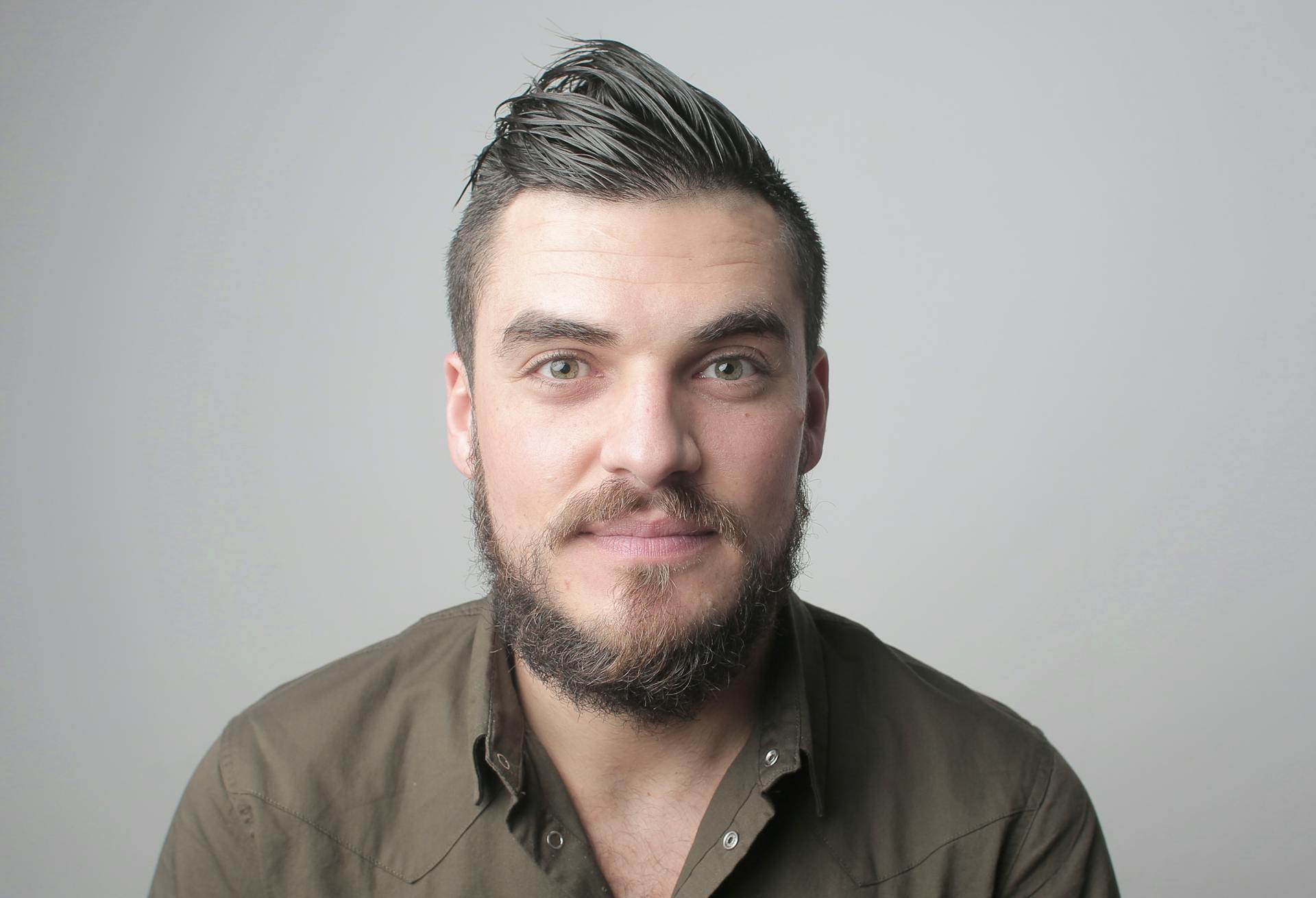 Un homme qui sourit faiblement | Source : Pexels