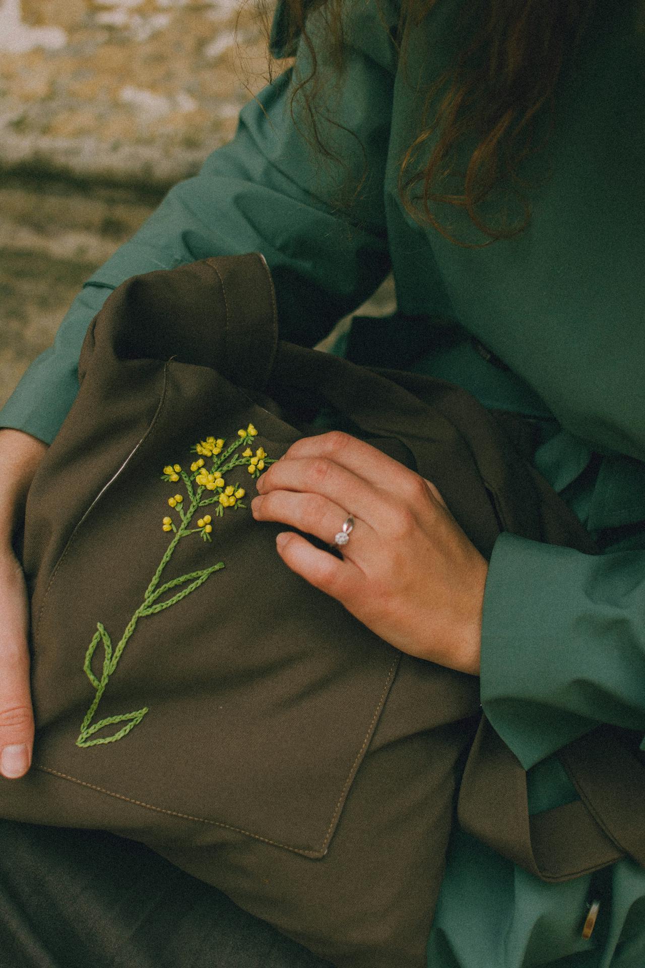 Une femme tenant un sac | Source : Pexels