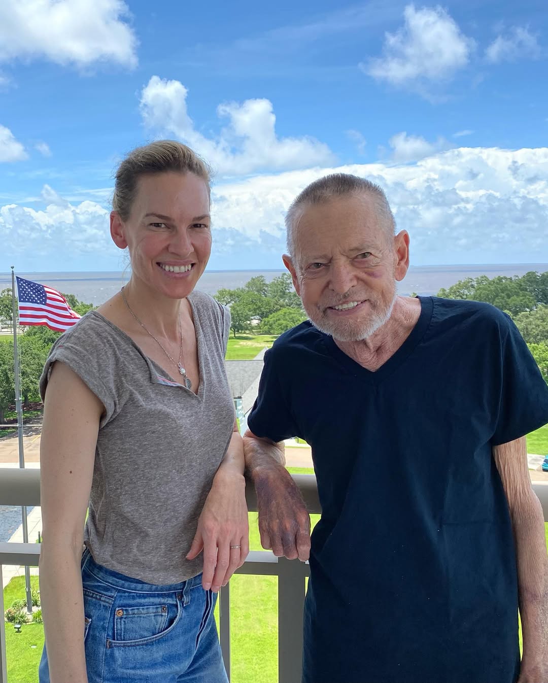 Hilary Swank et son père sur une photo datée du 16 avril 2023 | Source : Instagram/hilaryswank