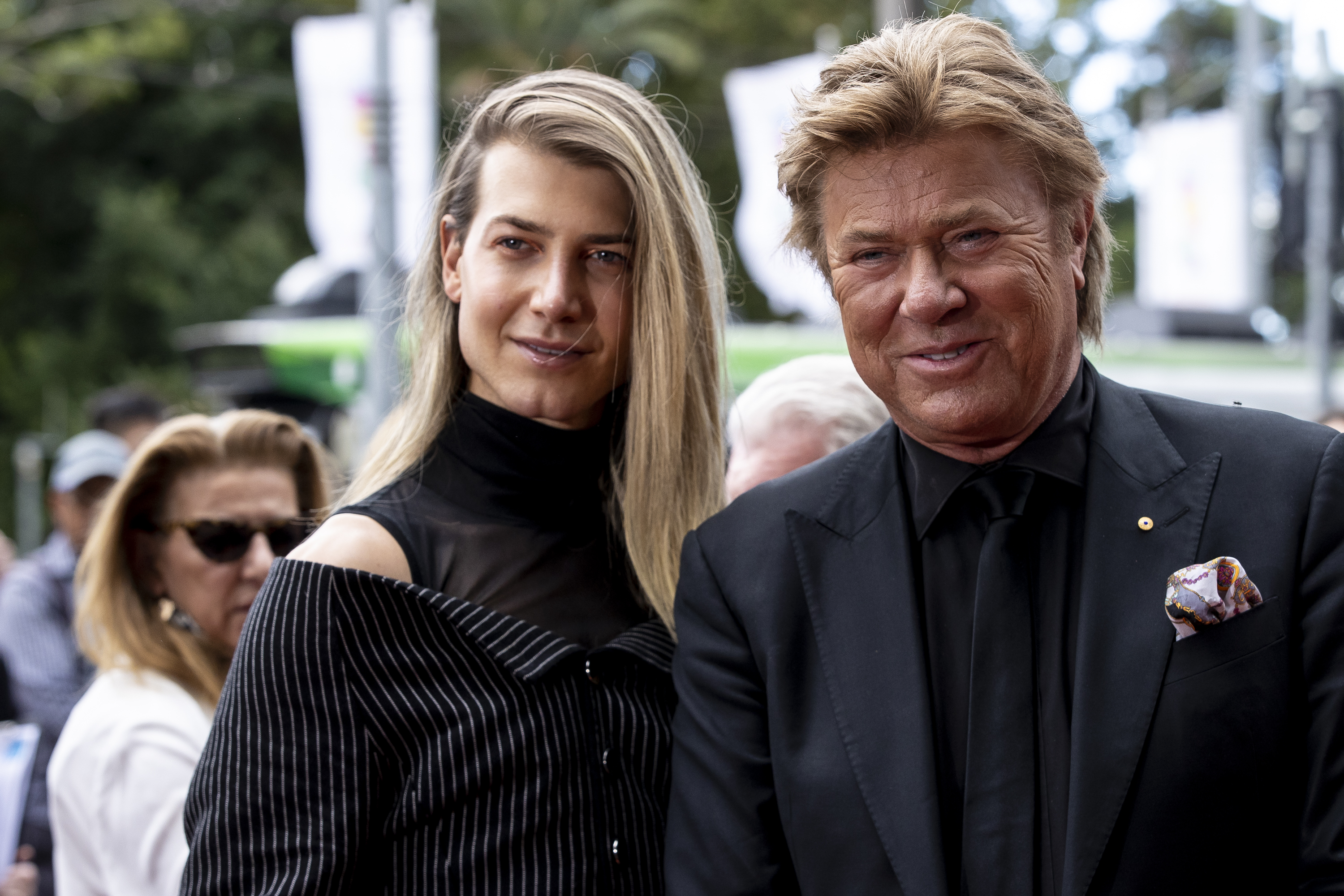 Christian et Richard Wilkins lors du service commémoratif d'État pour Olivia Newton-John à Hamer Hall, le 26 février 2023, à Melbourne, en Australie. | Source : Getty Images