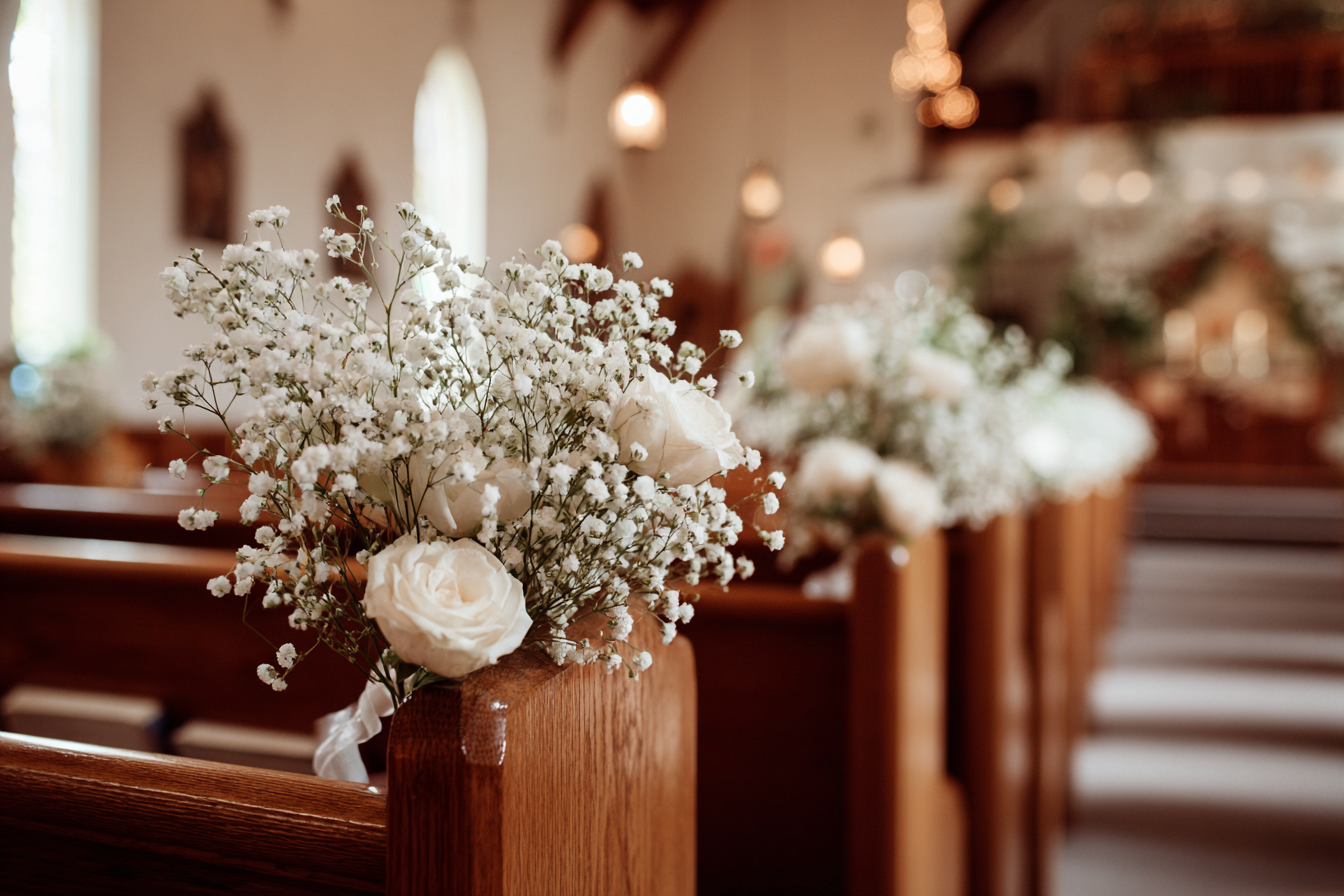 Décorations florales dans une église | Source : Midjourney