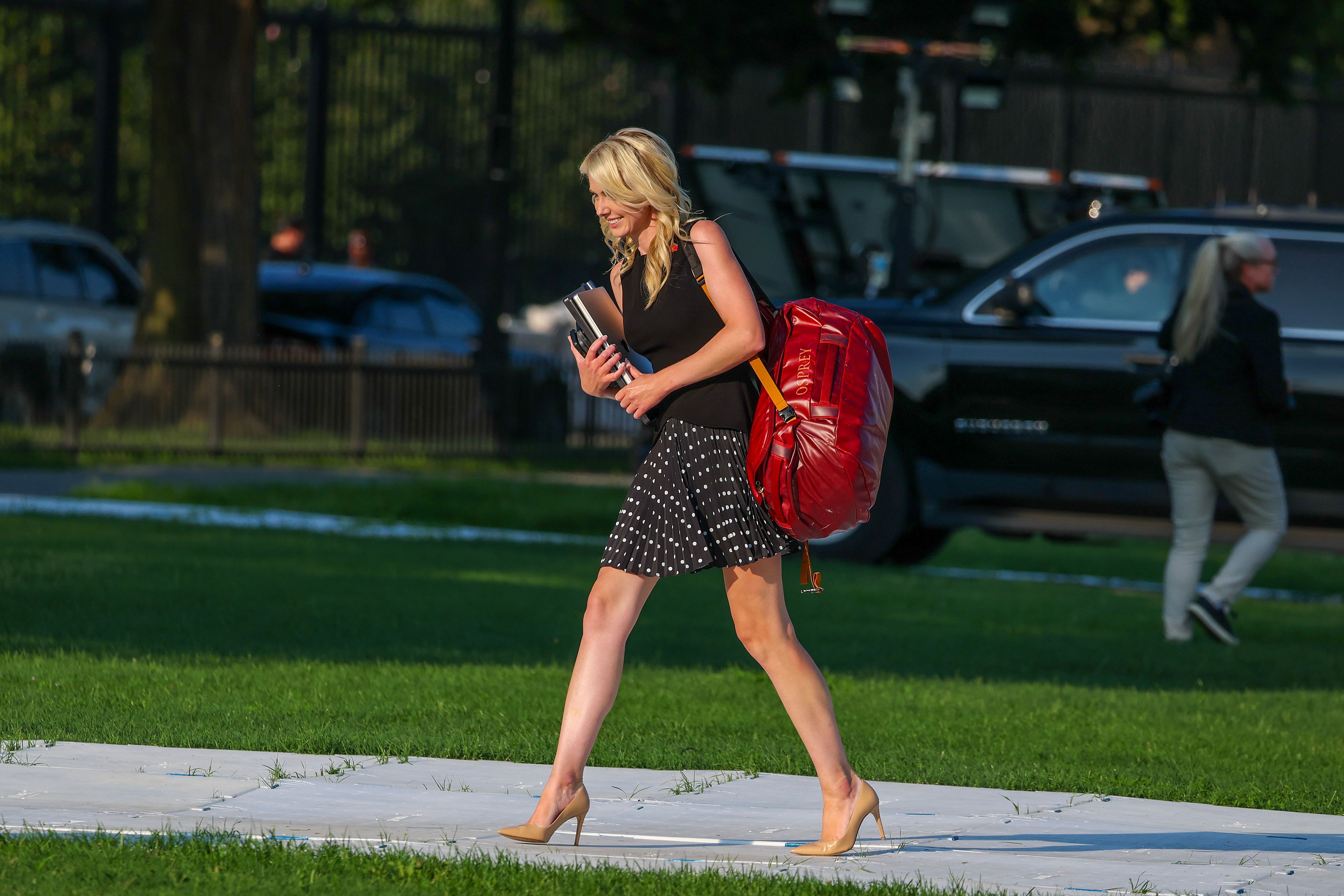 Natalie Harp, une collaboratrice de Donald Trump, a été photographiée en train d'arriver à la Maison Blanche avec lui après avoir passé le week-end à son club de golf de Bedminster — un nouvel aperçu de la proximité qui caractérise depuis longtemps son rôle dans son entourage. | Source : Getty Images