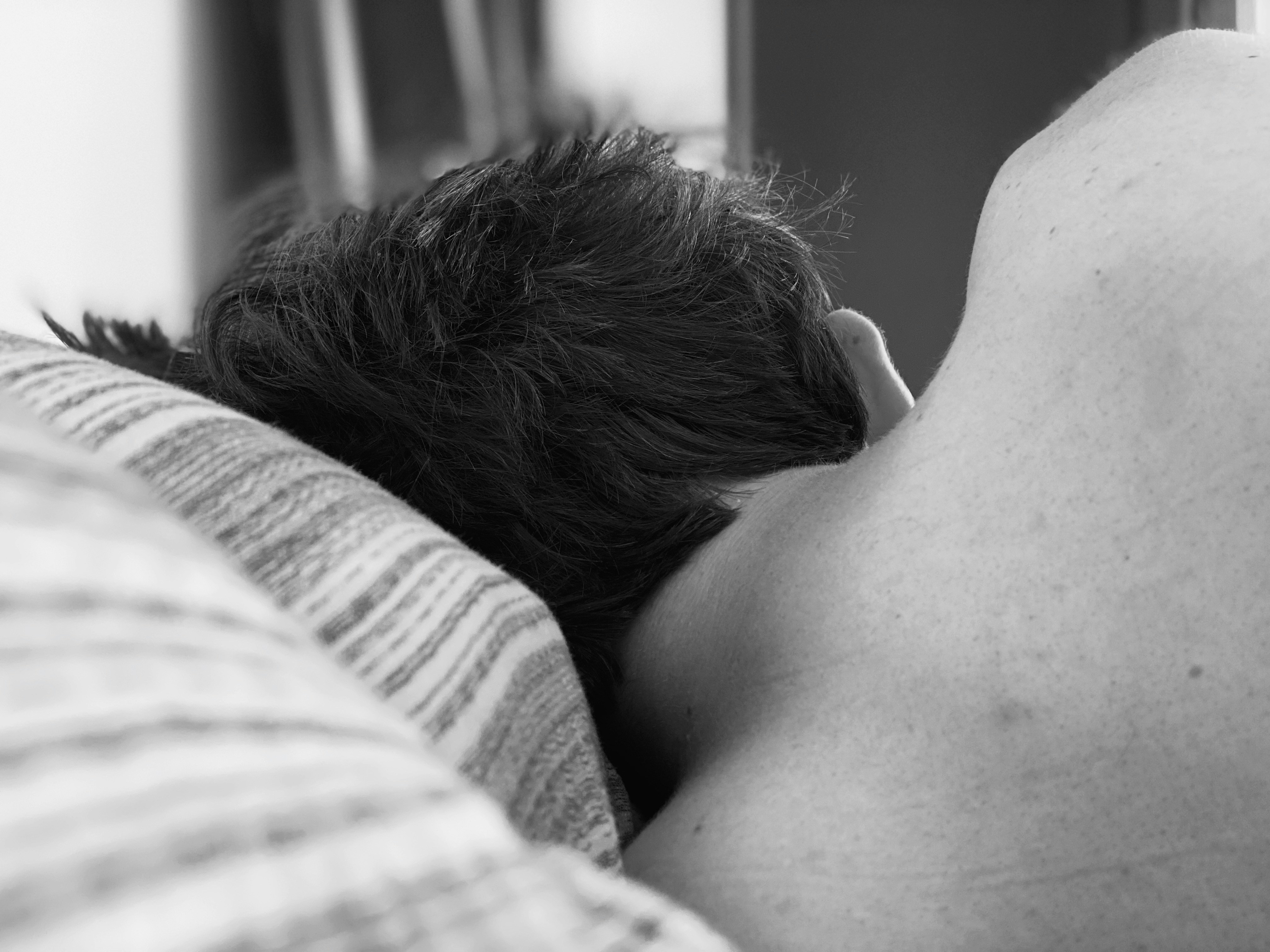 Un homme dormant dans son lit | Source : Unsplash