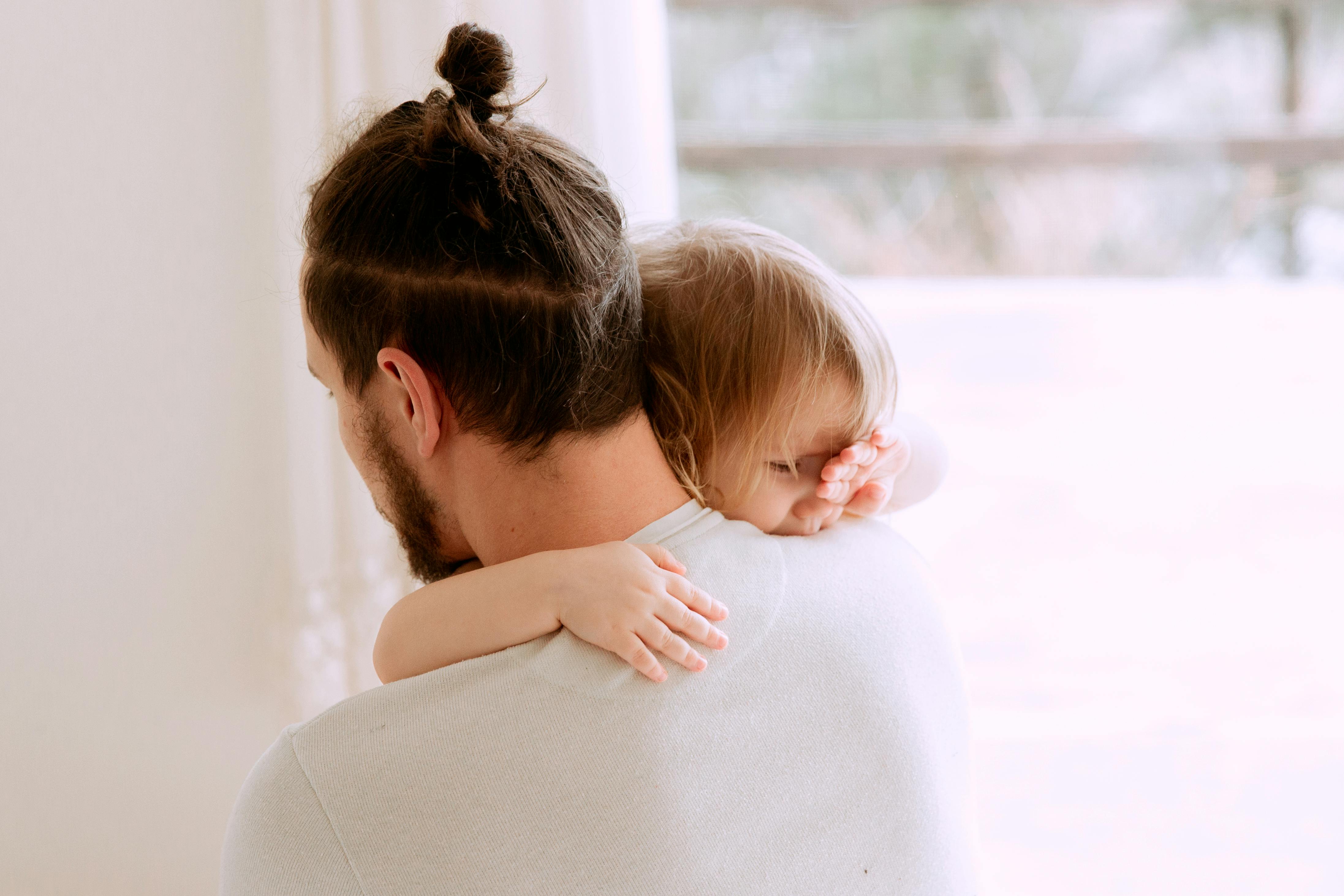 Un homme tenant un bébé | Source : Pexels