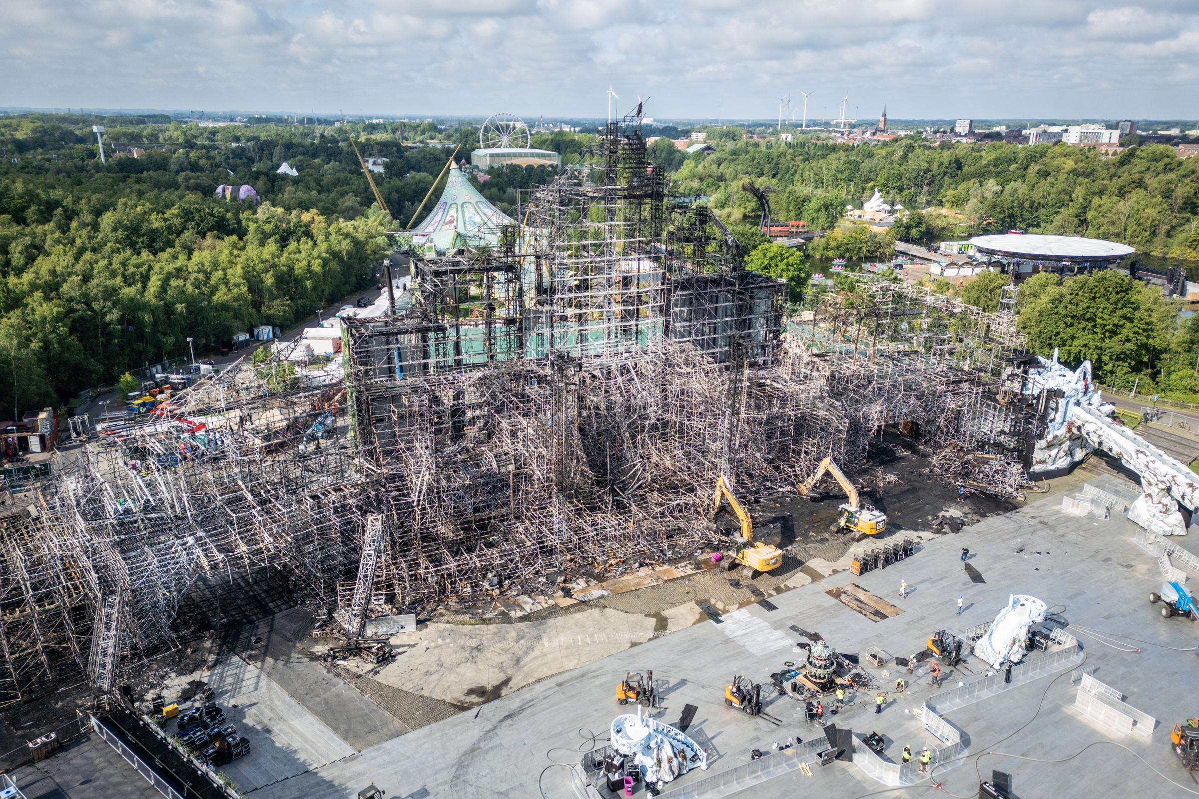 Cette image prise par un drone montre le site du festival après l'incendie qui s'est déclaré hier, jeudi 17 juillet 2025, lors du festival de musique électronique Tomorrowland à Boom. Hier, un incendie a détruit la scène principale du site du festival, situé sur le terrain « De Schorre » à Boom I Source : Getty Images