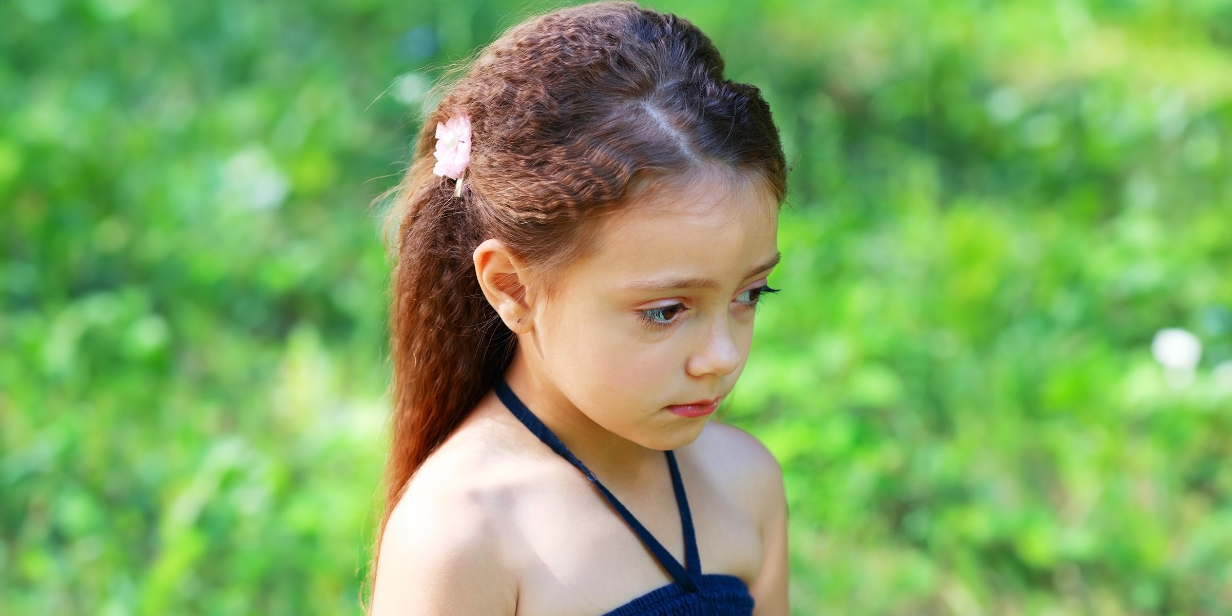 Une petite fille triste | Source : Shutterstock