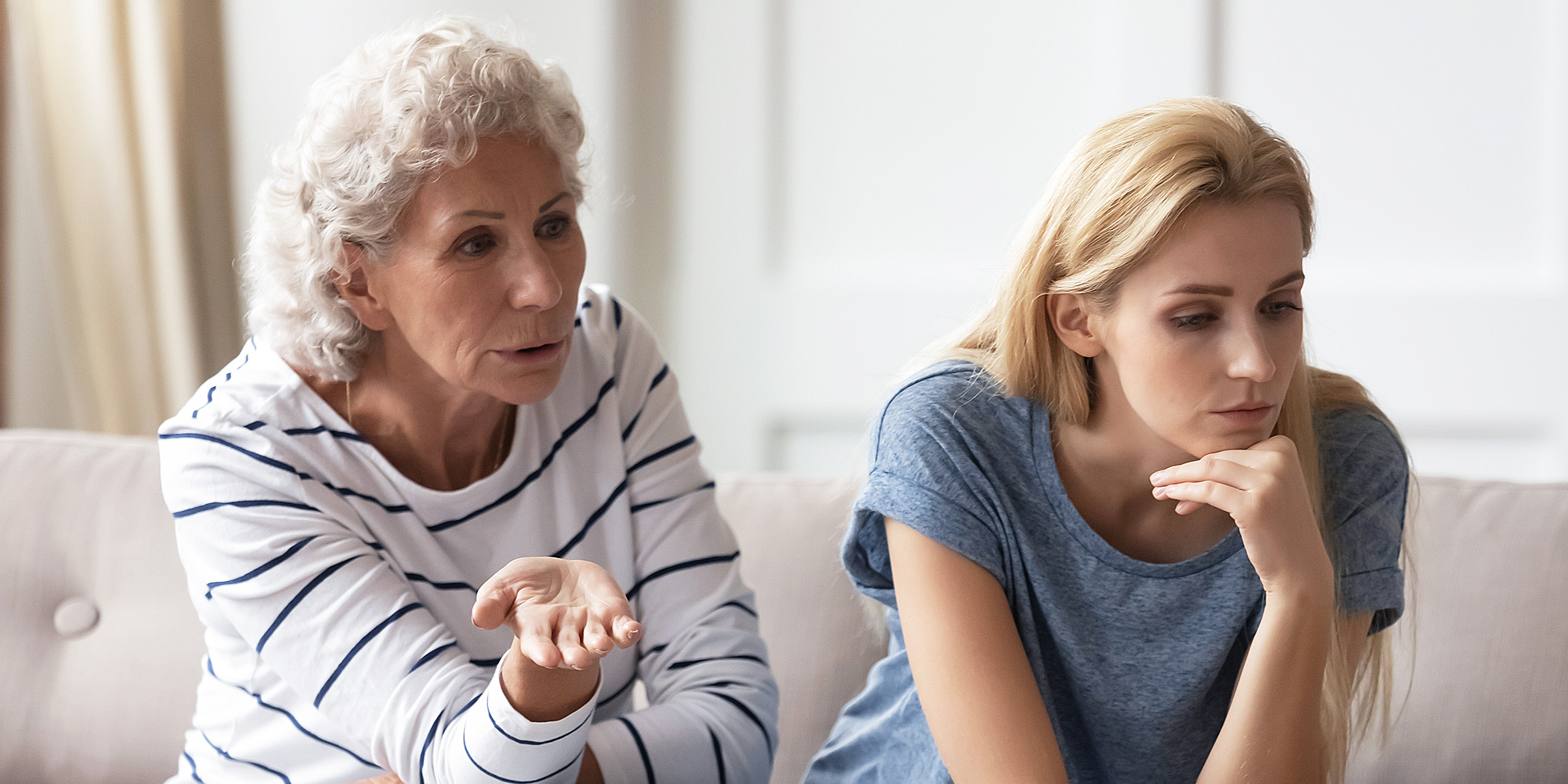 Une femme âgée qui parle à sa belle-fille | Source : Shutterstock