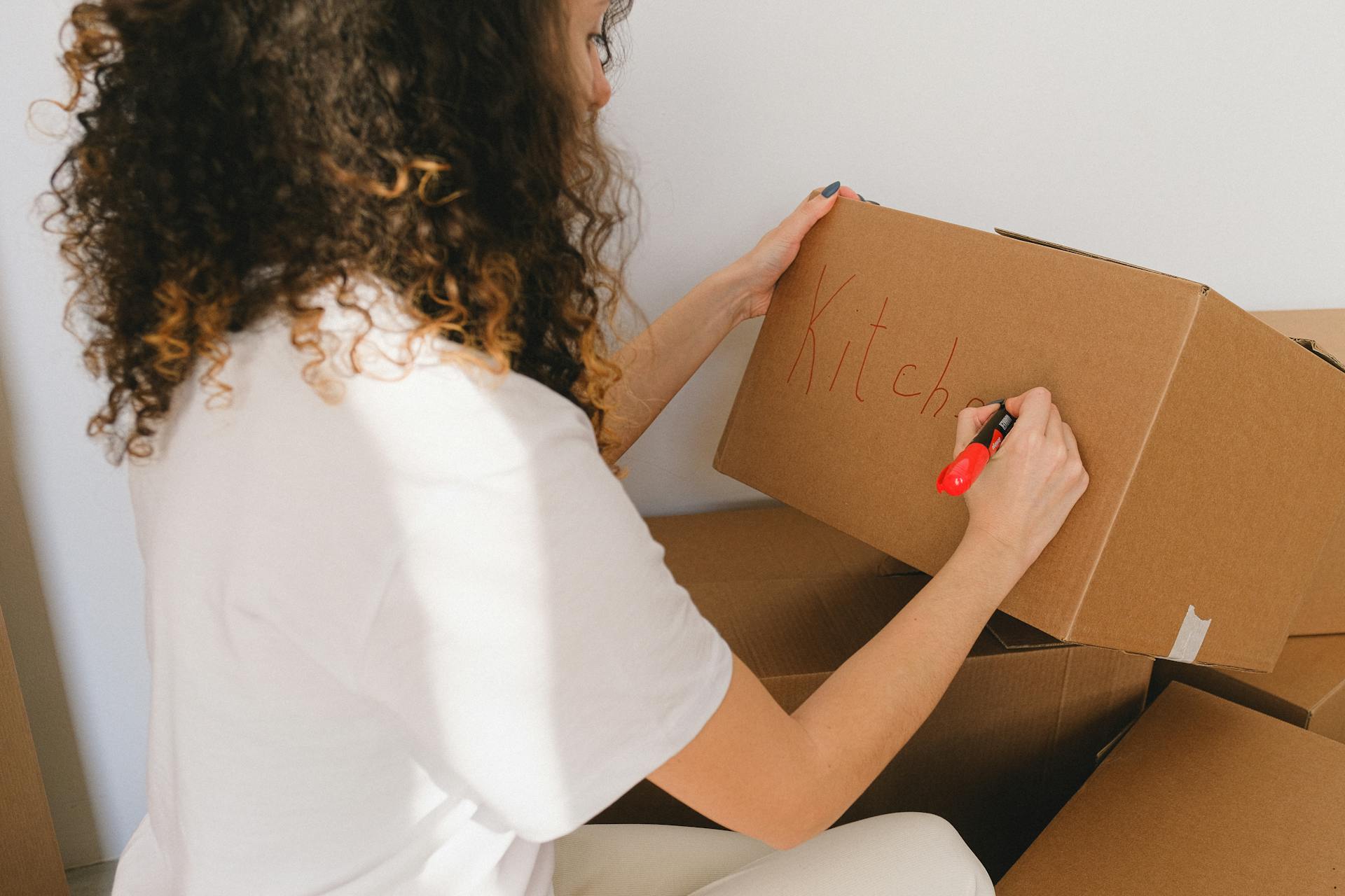 Une femme étiquetant une boîte | Source : Pexels