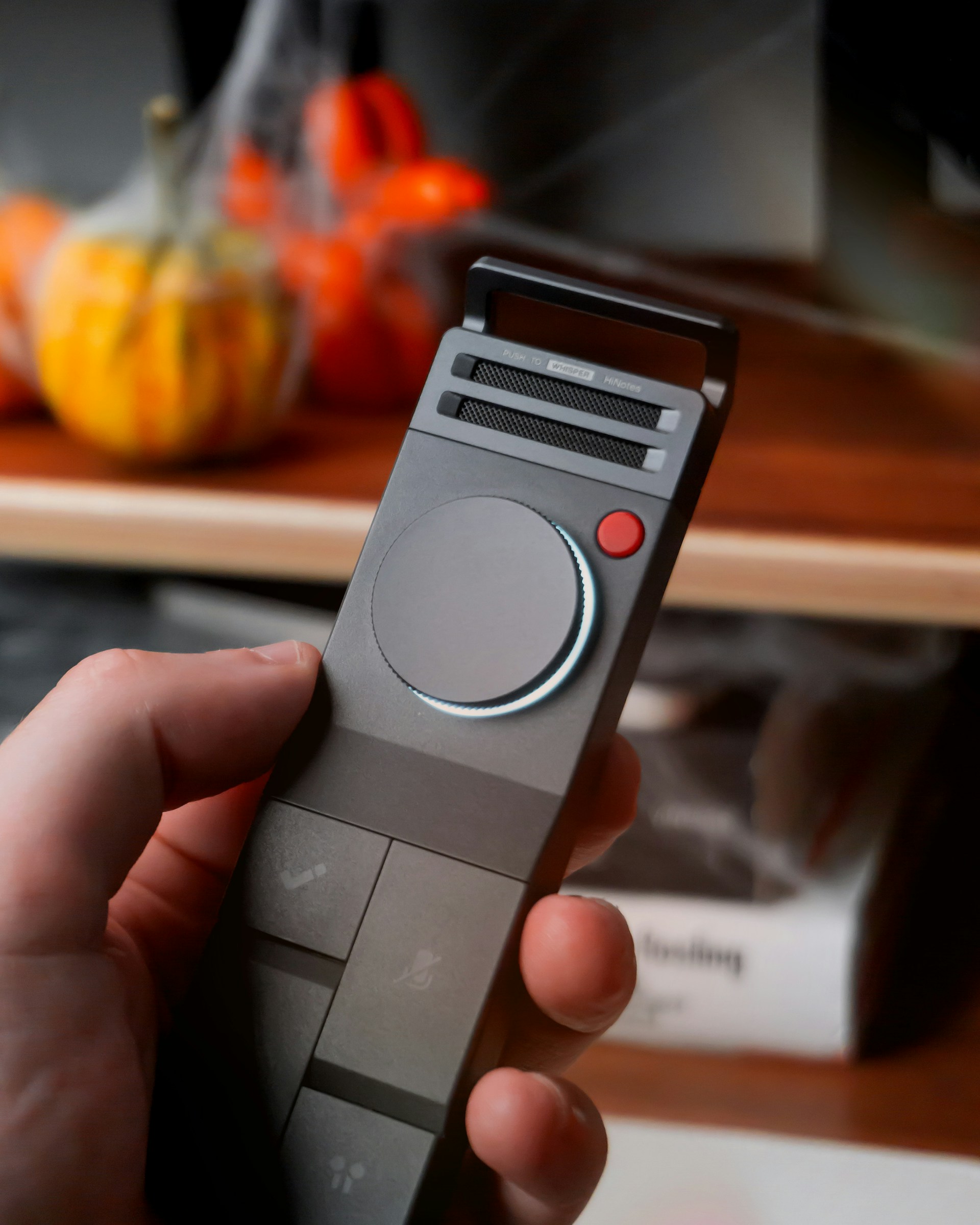Une personne tenant un enregistreur vocal | Source : Unsplash