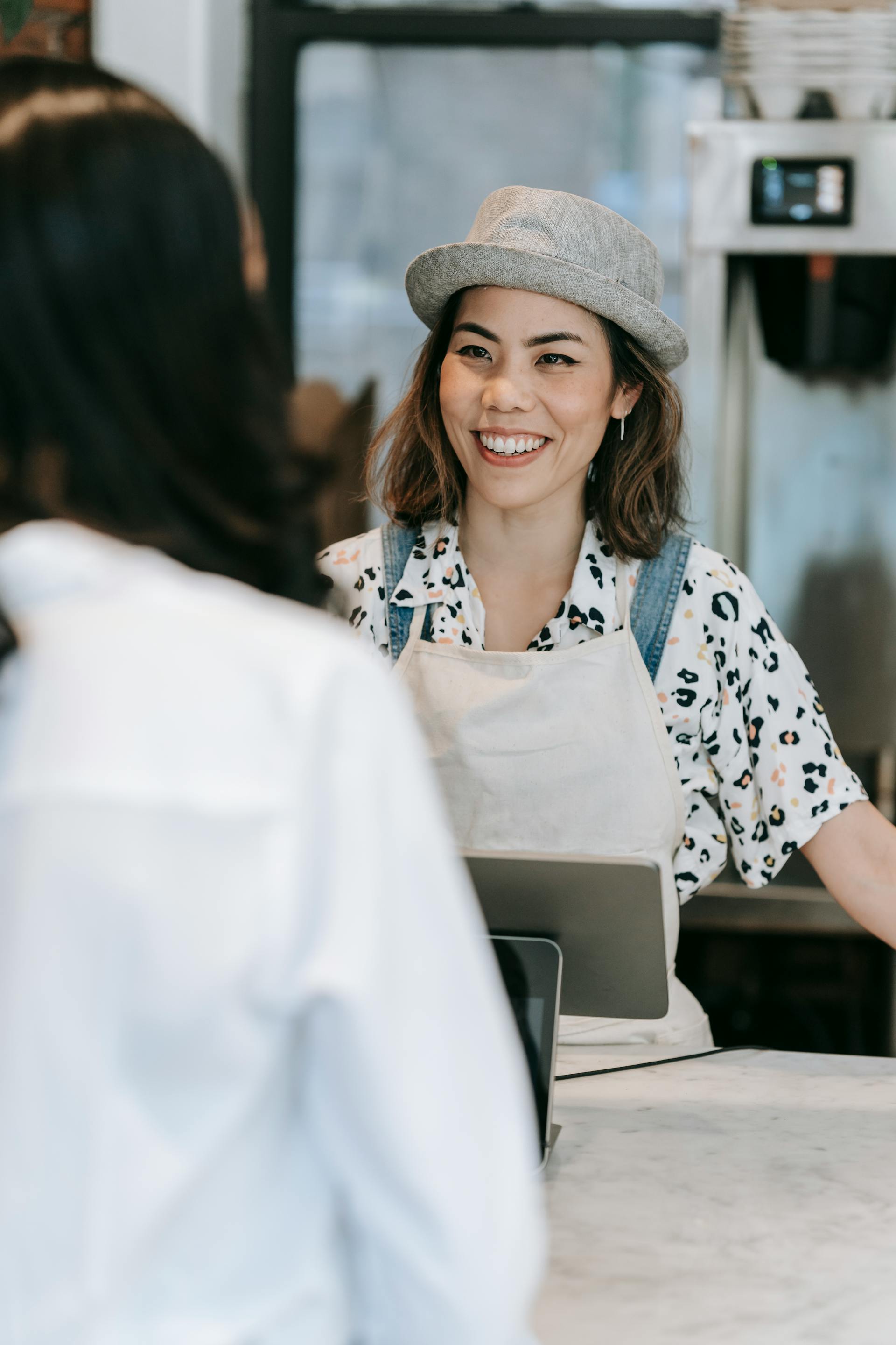 Une caissière souriante | Source : Pexels