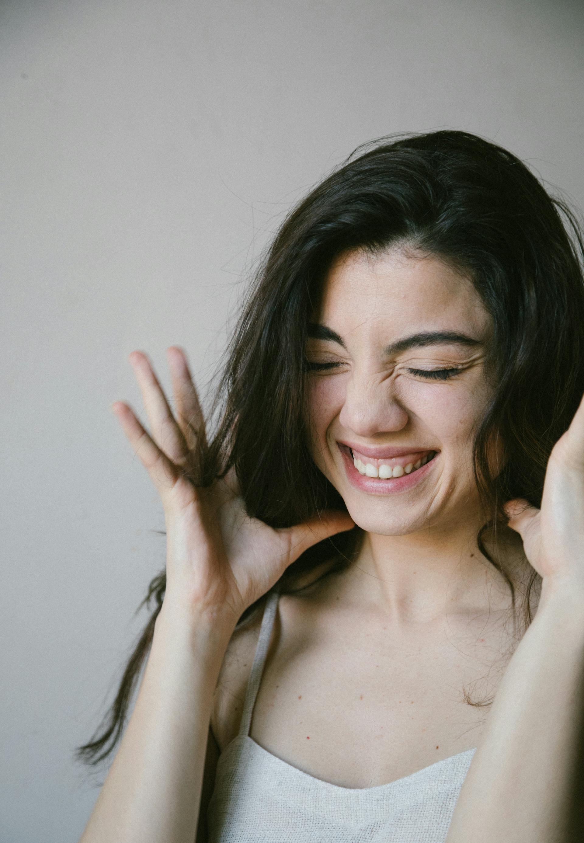 Une femme qui ricane | Source : Pexels