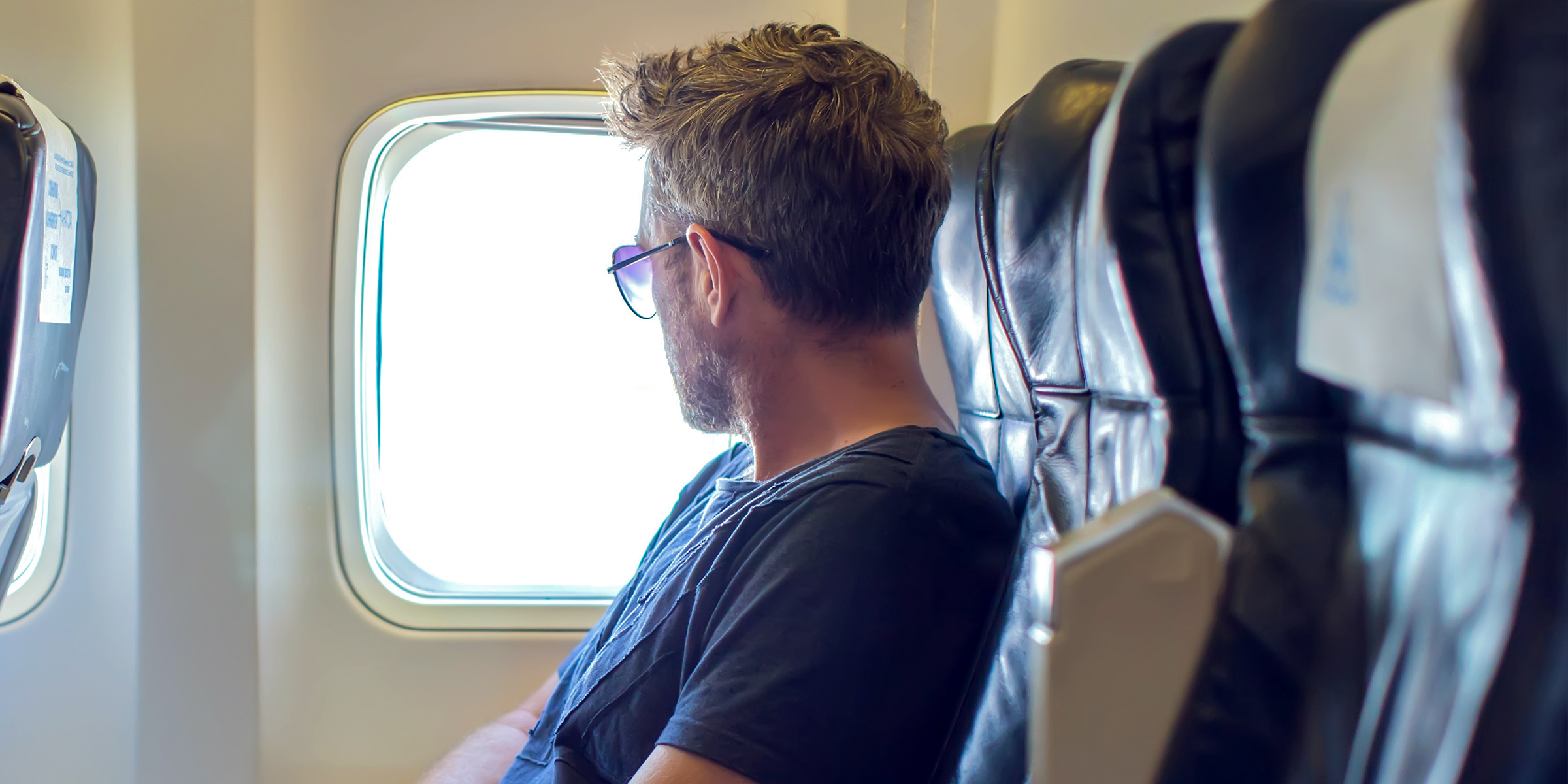 Un homme dans un avion | Source : Shutterstock