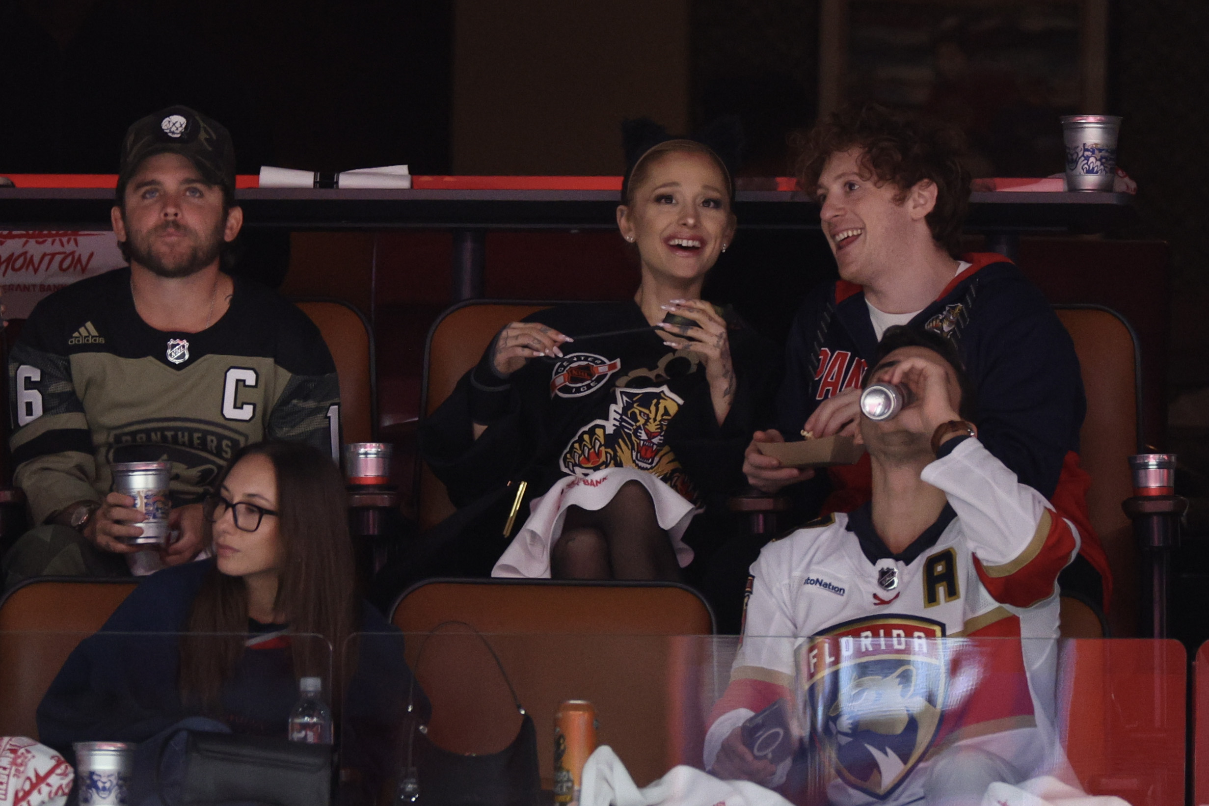 Ariana Grande et Ethan Slater lors de la finale de la Coupe Stanley 2024, le 8 juin à Sunrise, en Floride. | Source : Getty Images