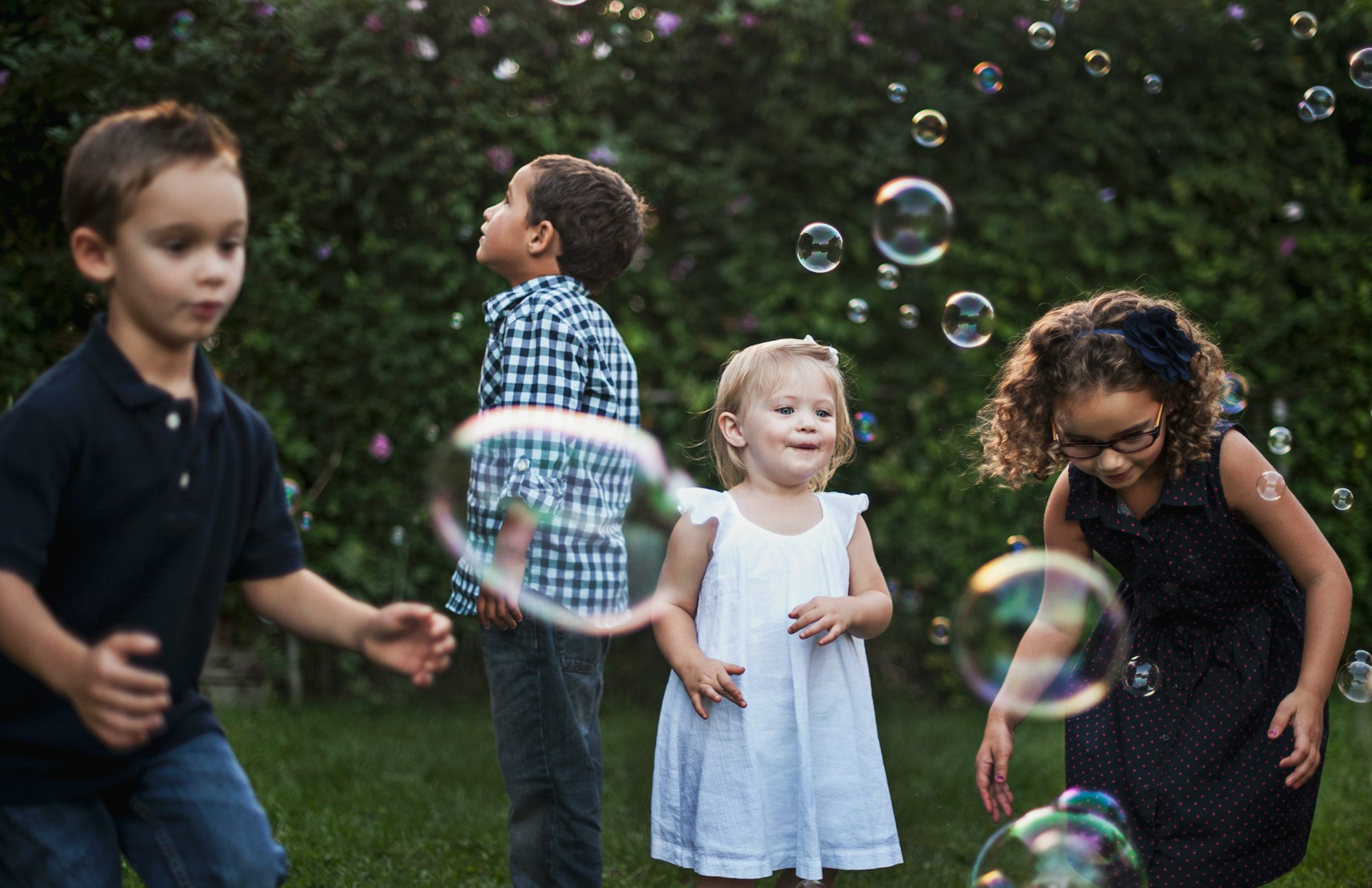 Petits enfants jouant avec des bulles de savon | Source : Unsplash
