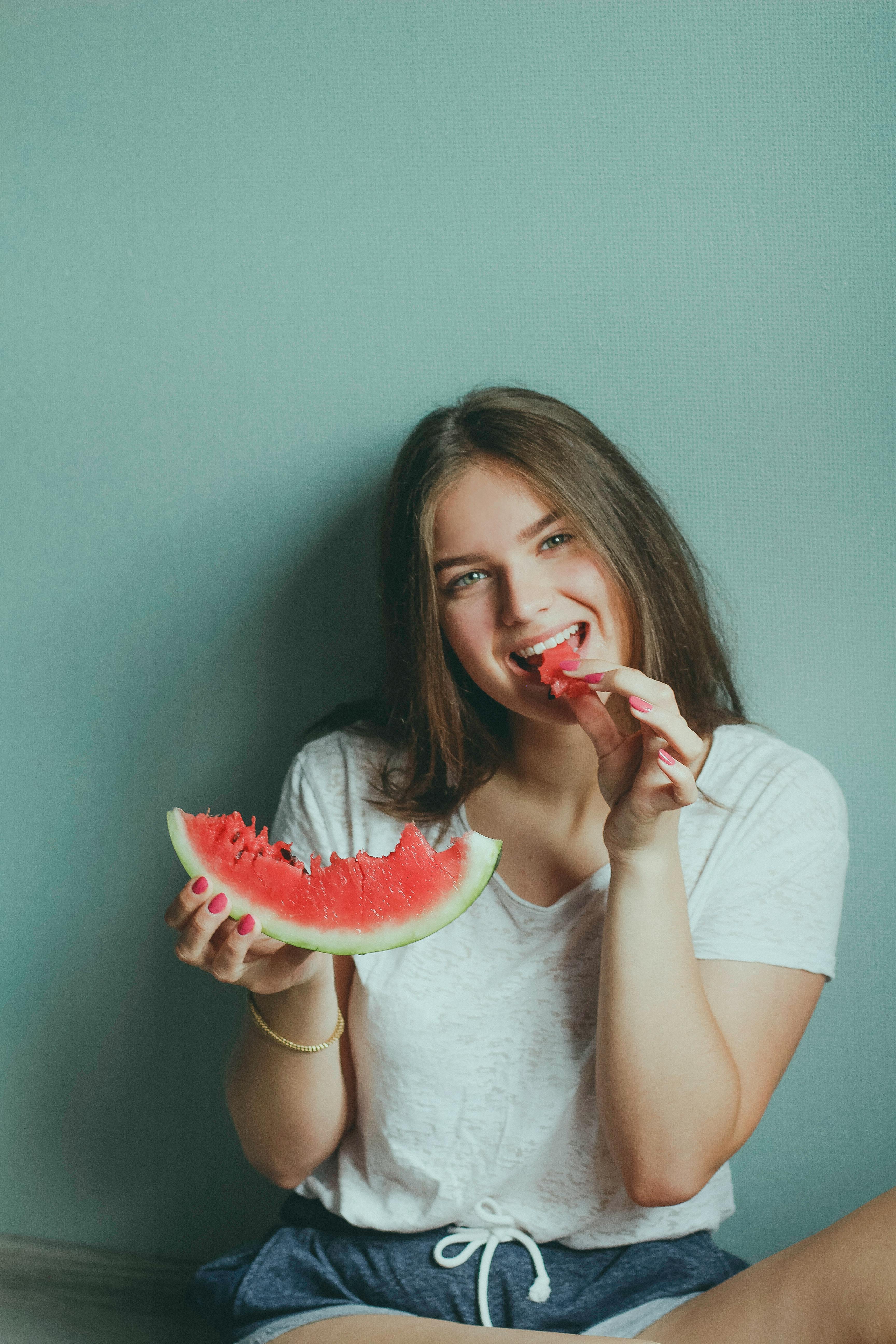 Une fille mangeant de la pastèque | Source : Pexels