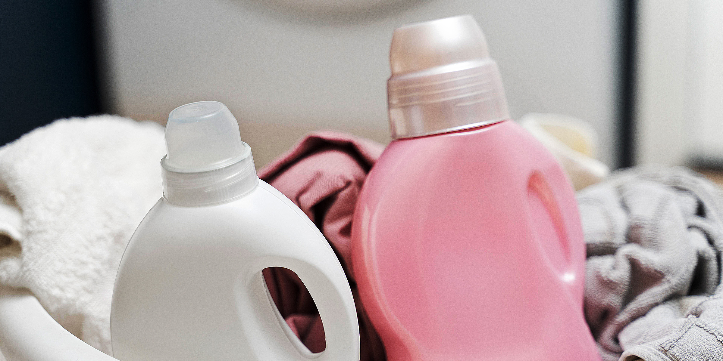 Bouteilles de détergent dans un panier à linge | Source : Freepik