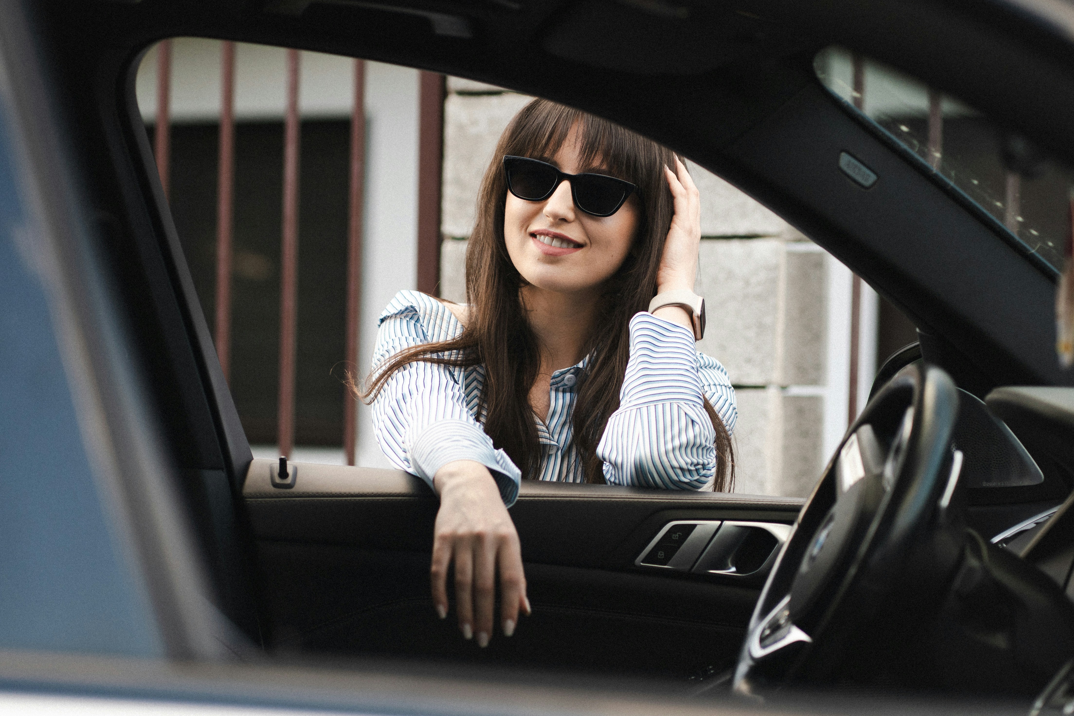 Une femme se penchant dans une voiture | Source : Unsplash