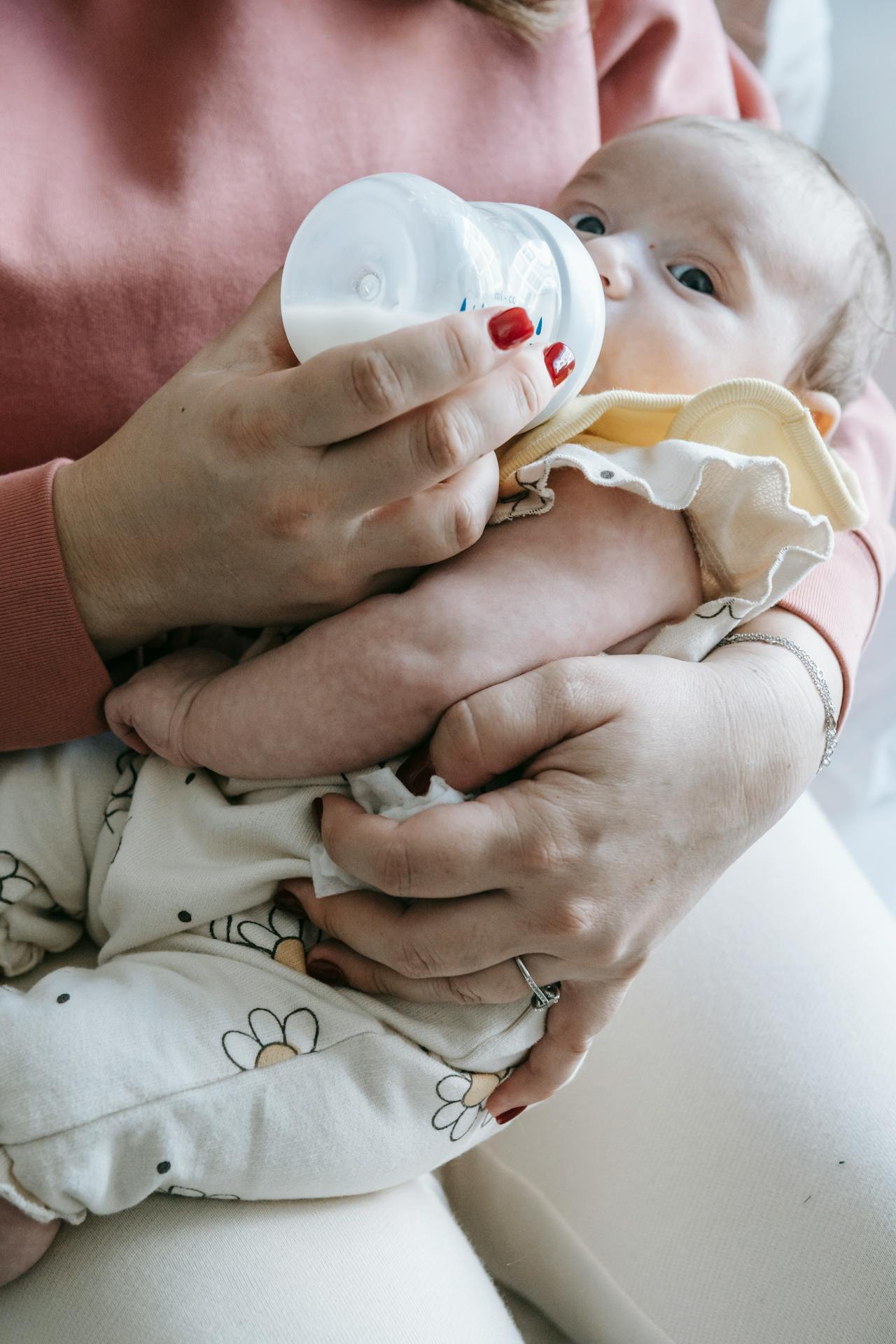 Une femme nourrit son bébé | Source : Pexels