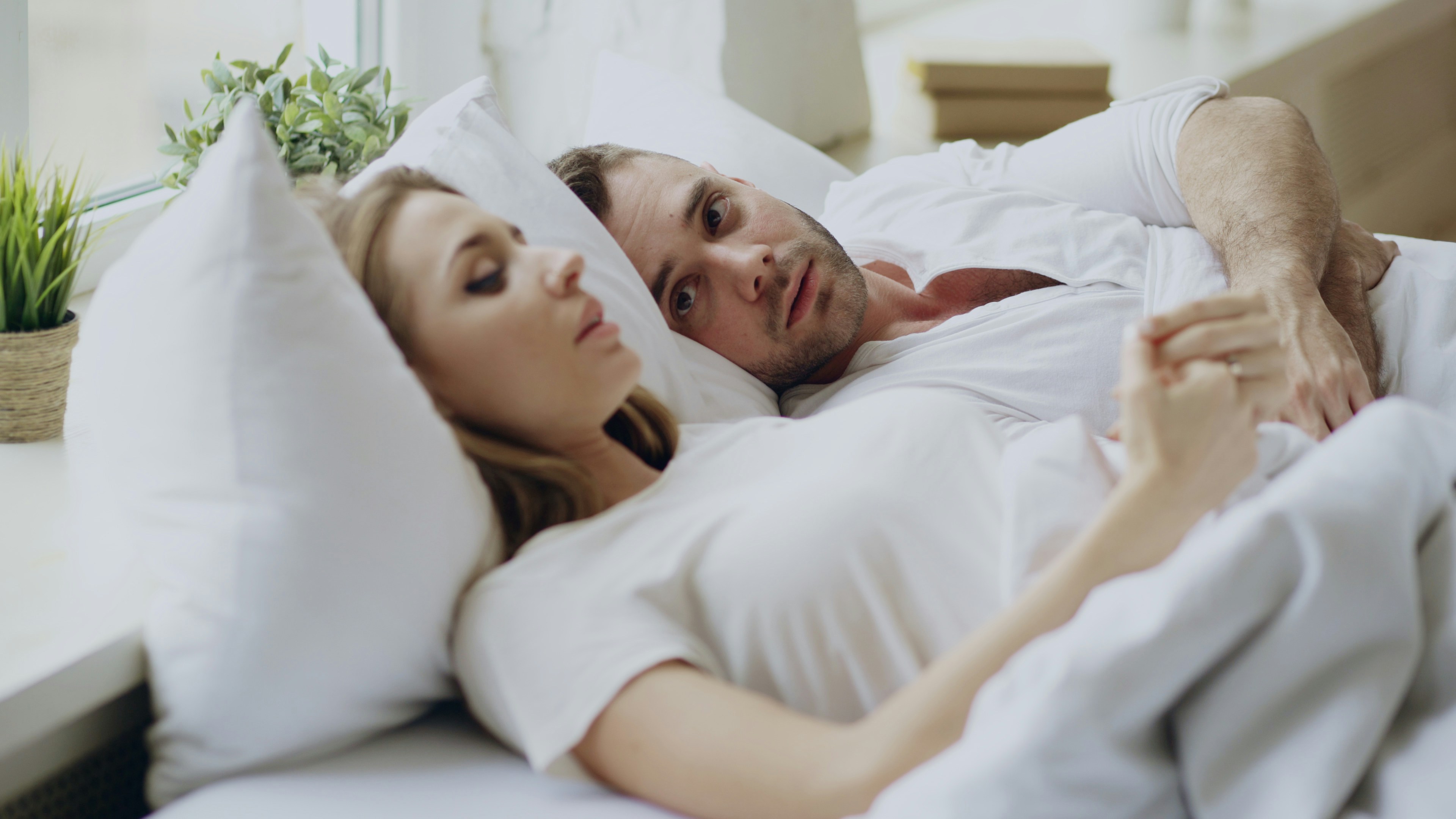 Couple allongé dans un lit | Source : Unsplash