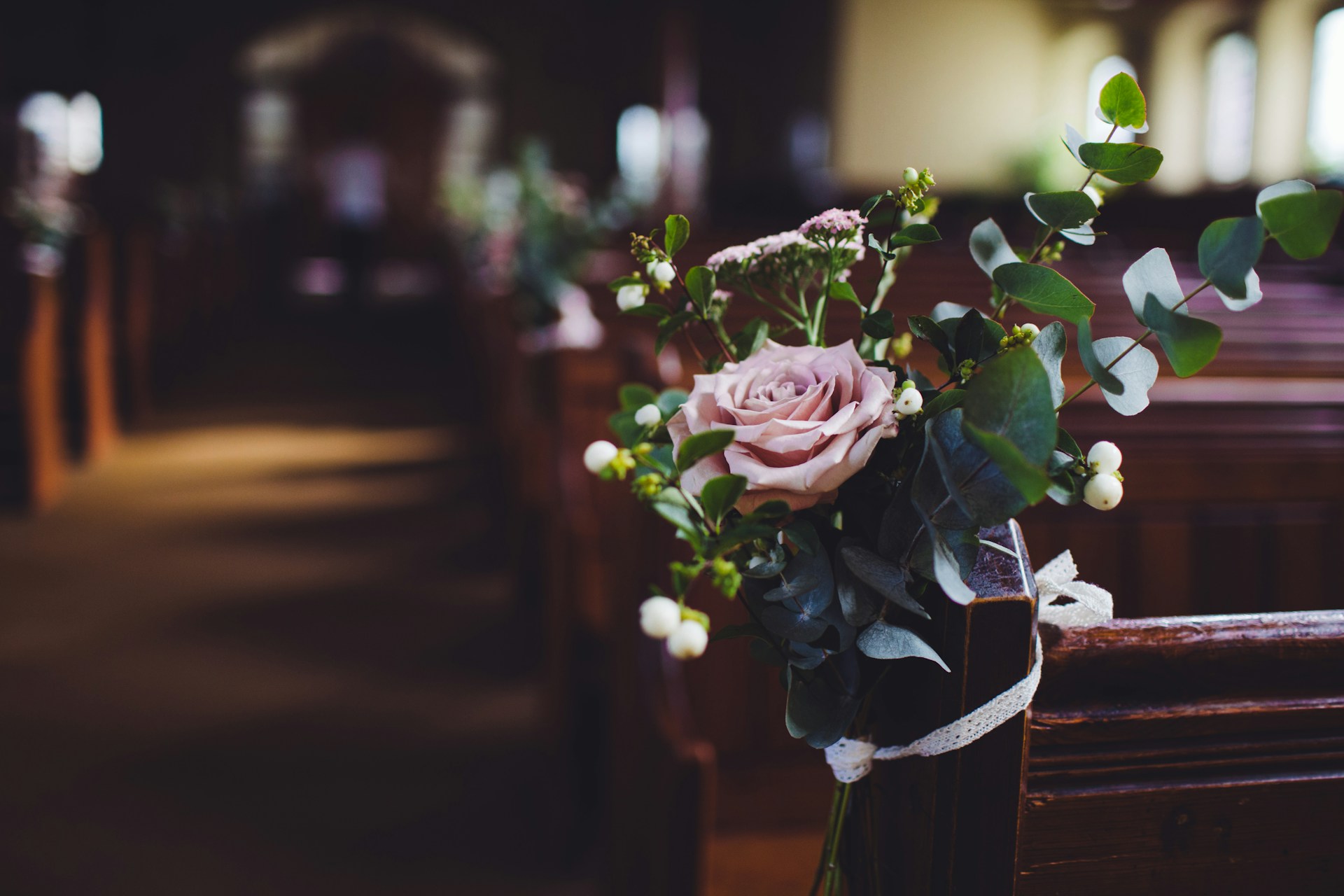 Une église décorée pour un mariage | Source : Unsplash