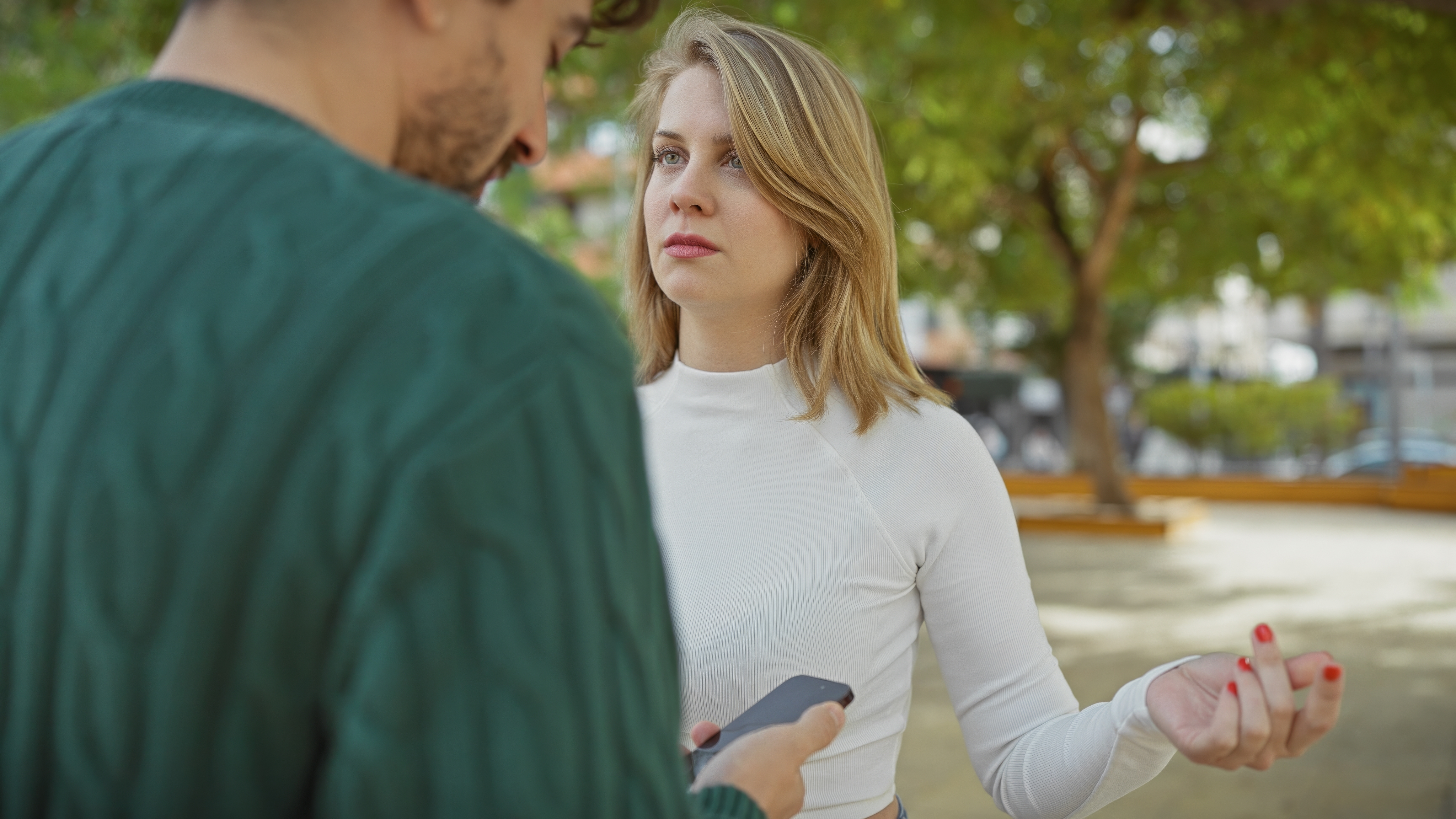 Une femme qui discute avec un homme | Source : Shutterstock