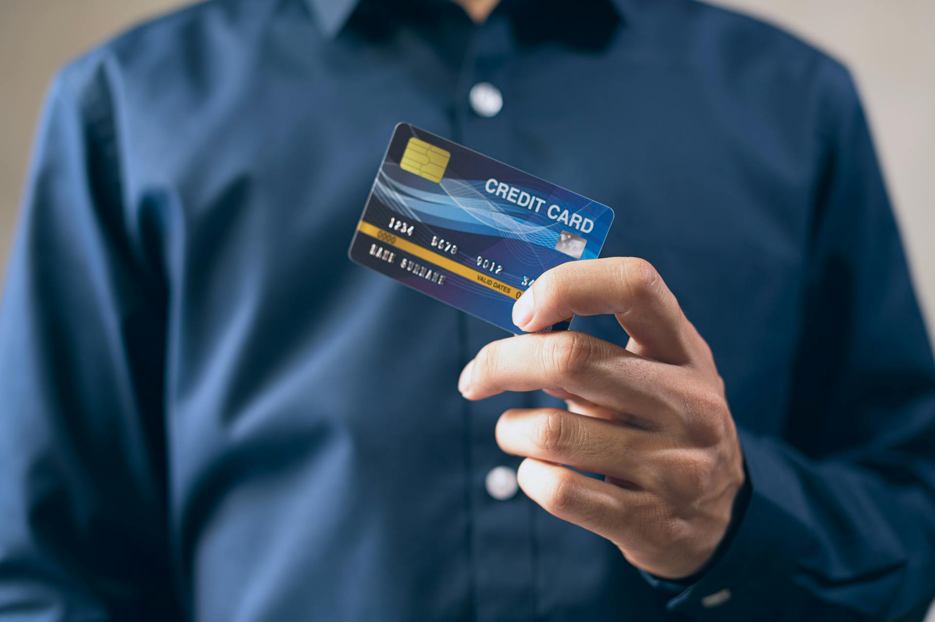 Un homme qui remet une carte de crédit | Source : Pexels